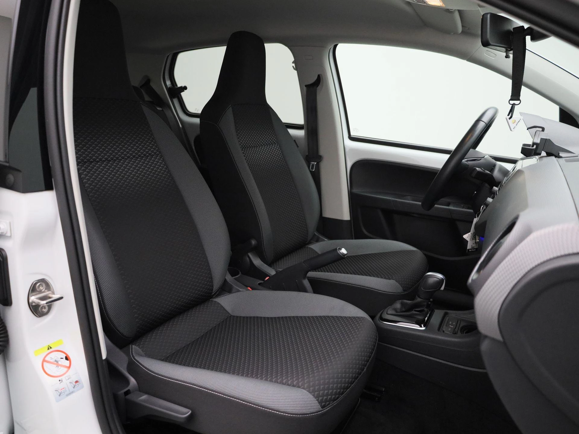 Volkswagen-e-up!-image-29