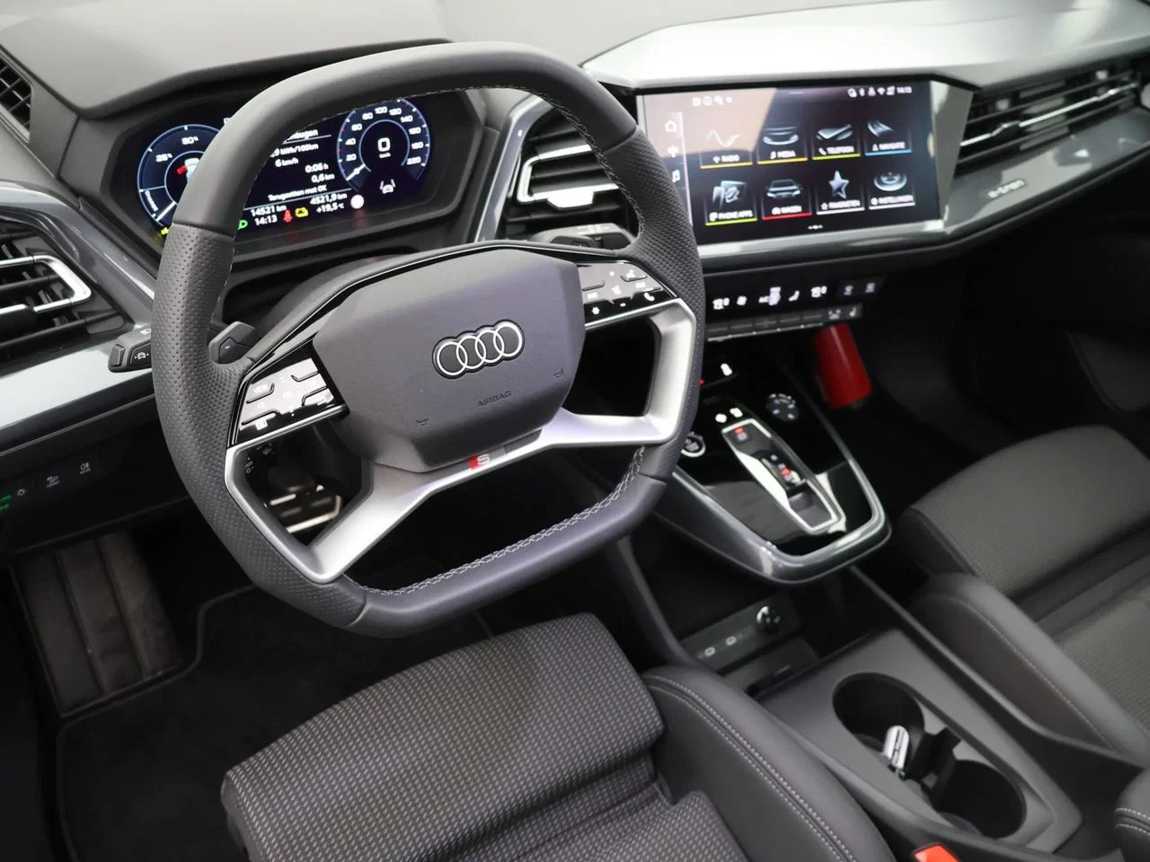Audi Q4 e-tron Audi Q4 3X S LINE Corporate S 45 e-tron 286PK *AUTOMAAT*LEDER*PANODAK*TREKHAAK*SPORTZETELS*CAMERA*ACC*PDC*...*