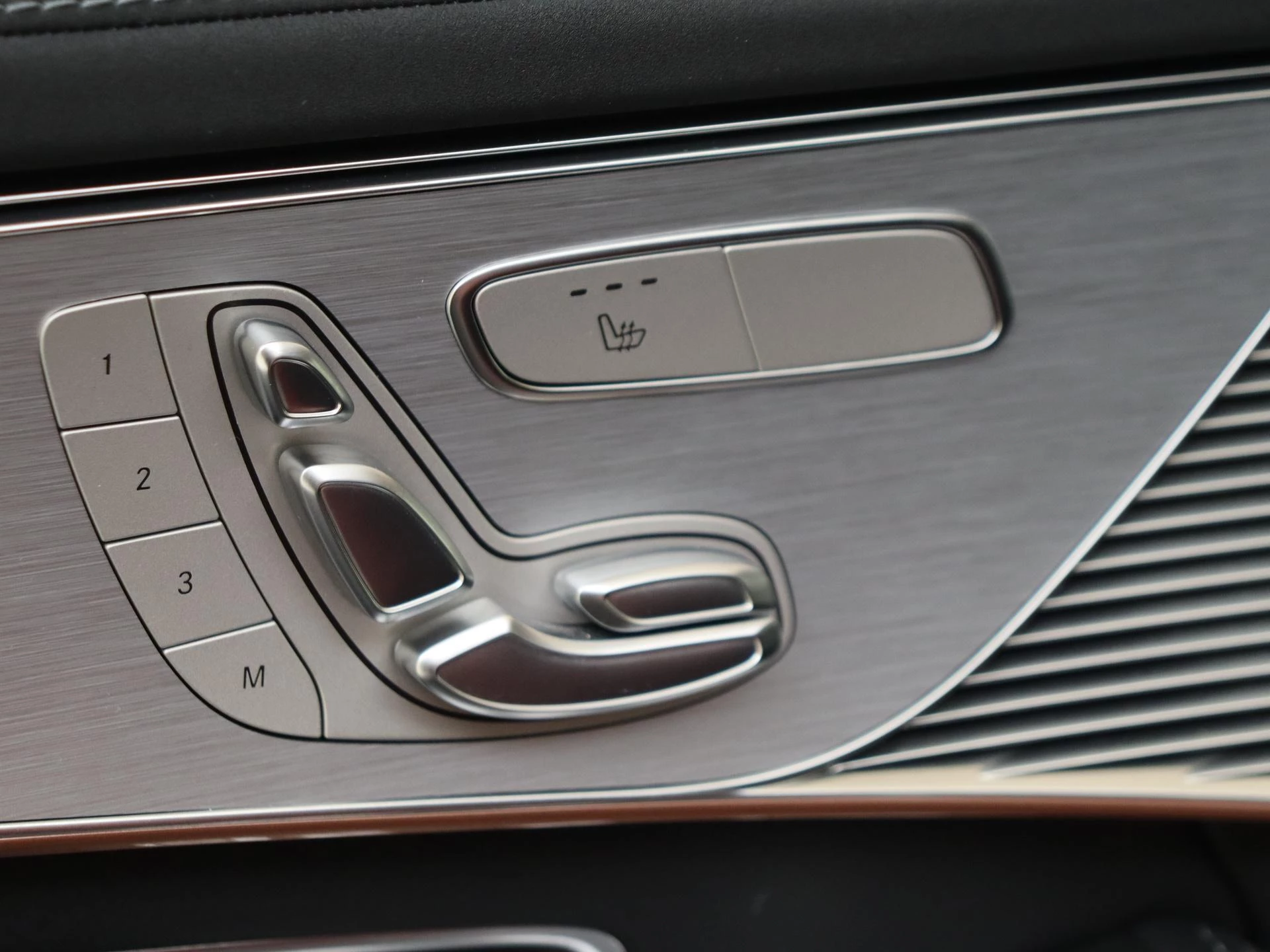 Mercedes-Benz-EQC-image-28