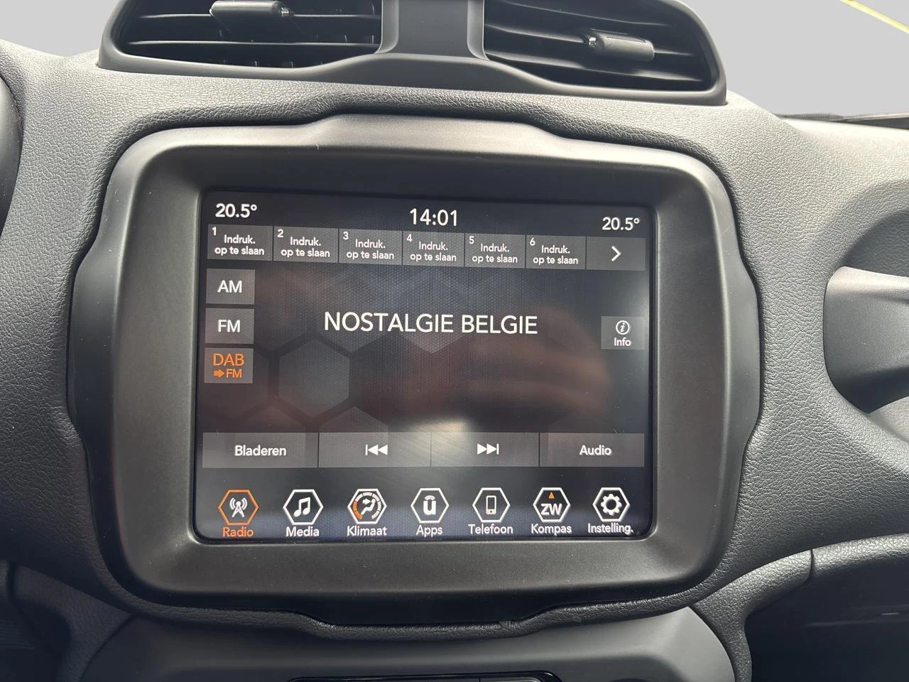 Jeep-Renegade-image-11