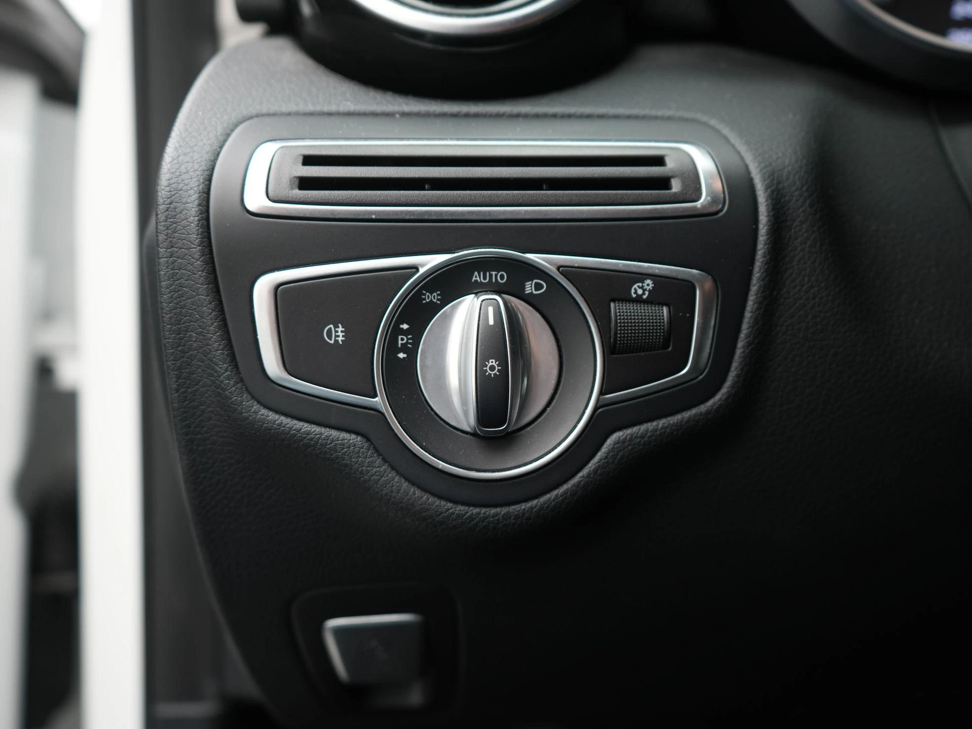 Mercedes-Benz-C-Klasse-image-36