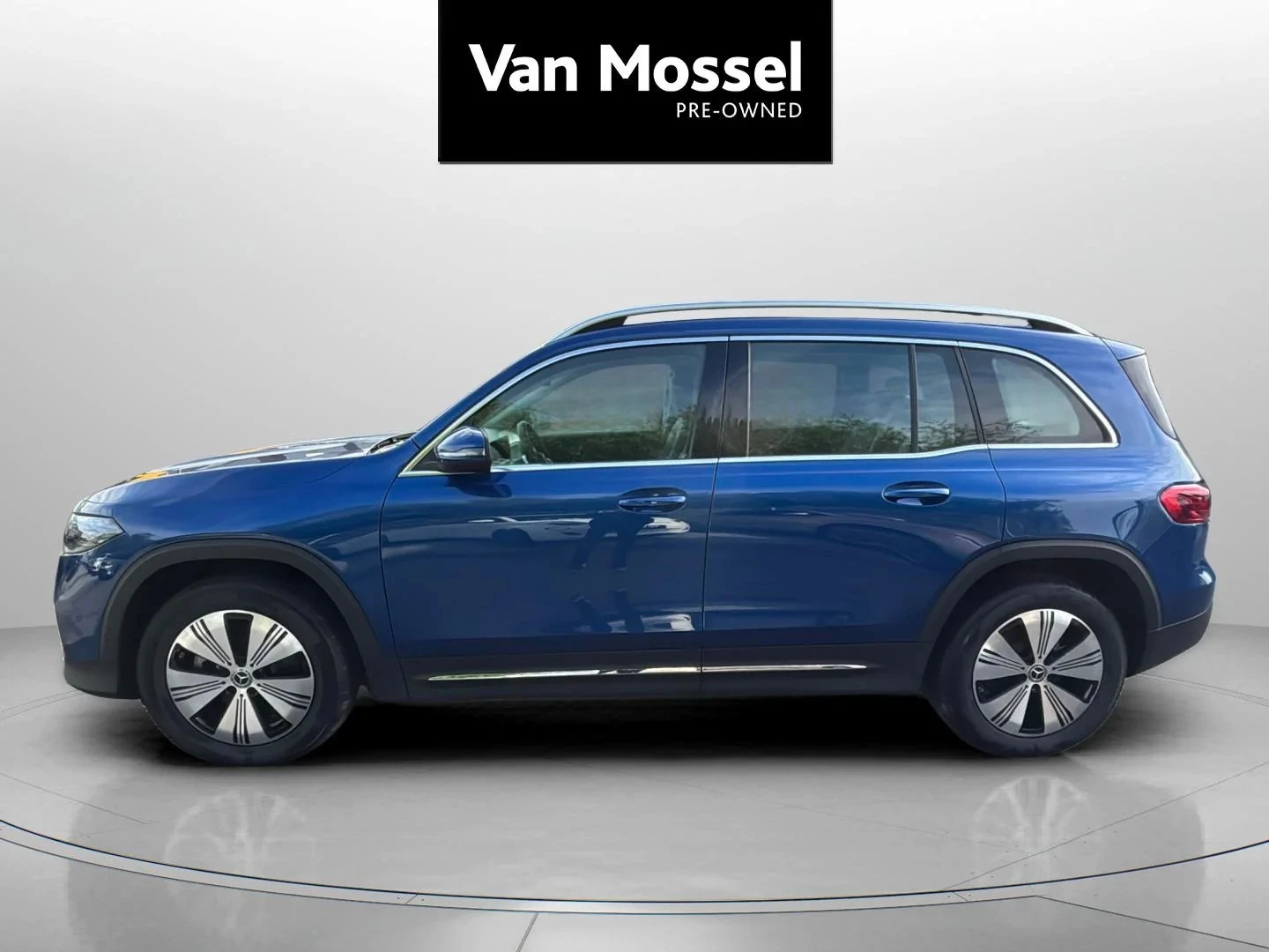 Mercedes-Benz-EQB-image-1