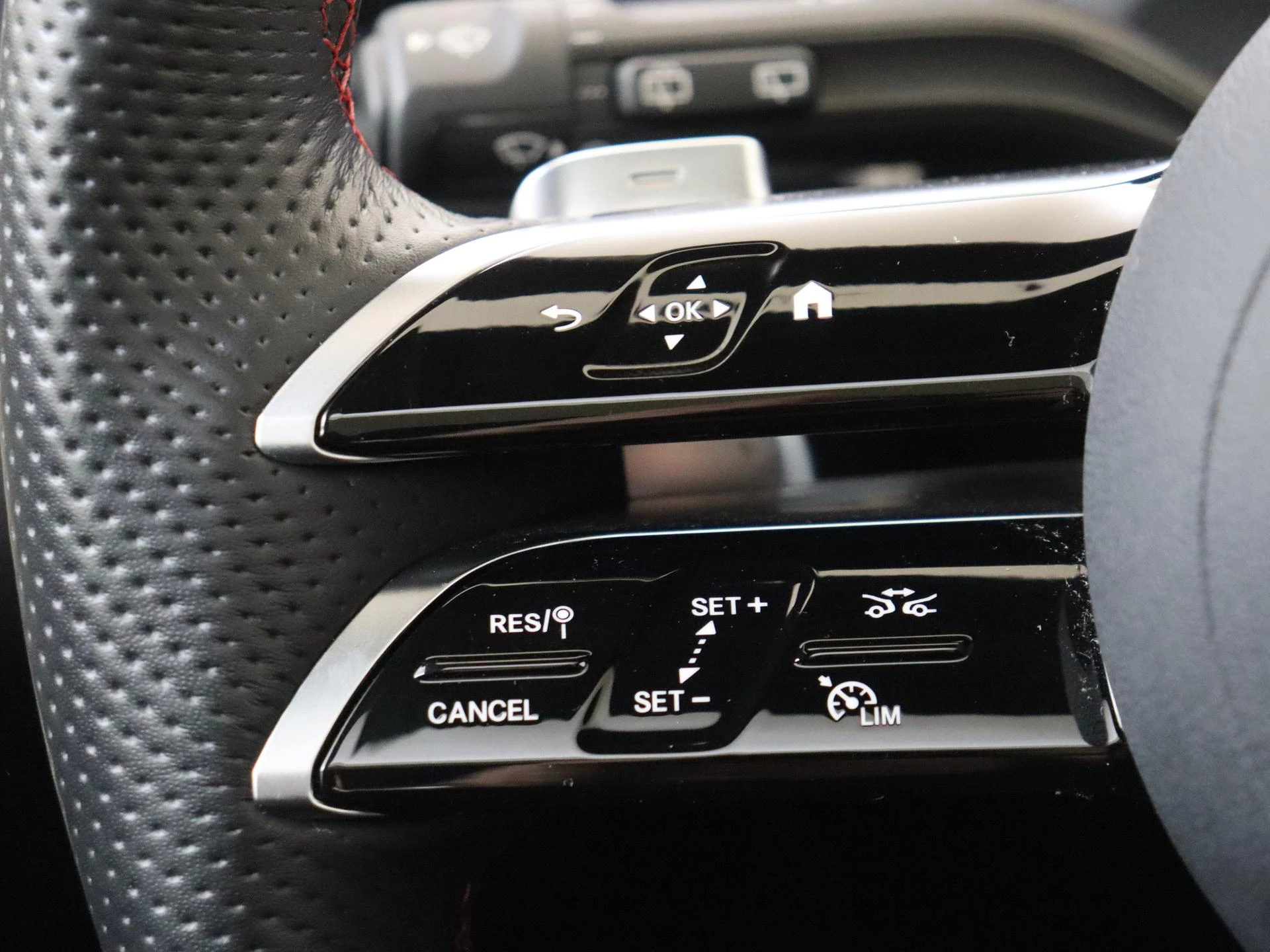 Mercedes-Benz-CLA-image-12