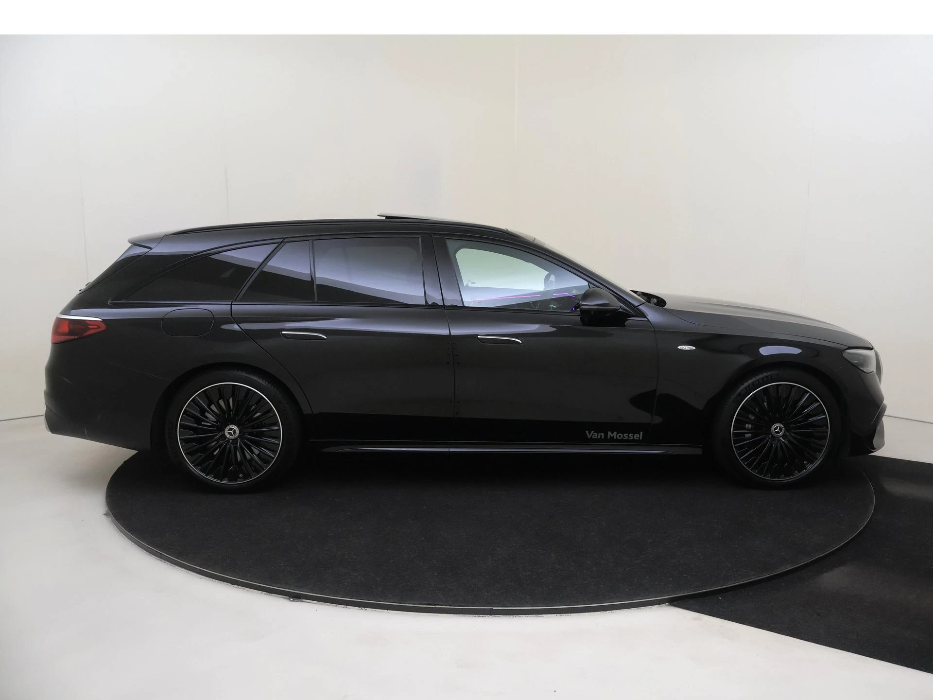 Mercedes-Benz-E-Klasse-image-8