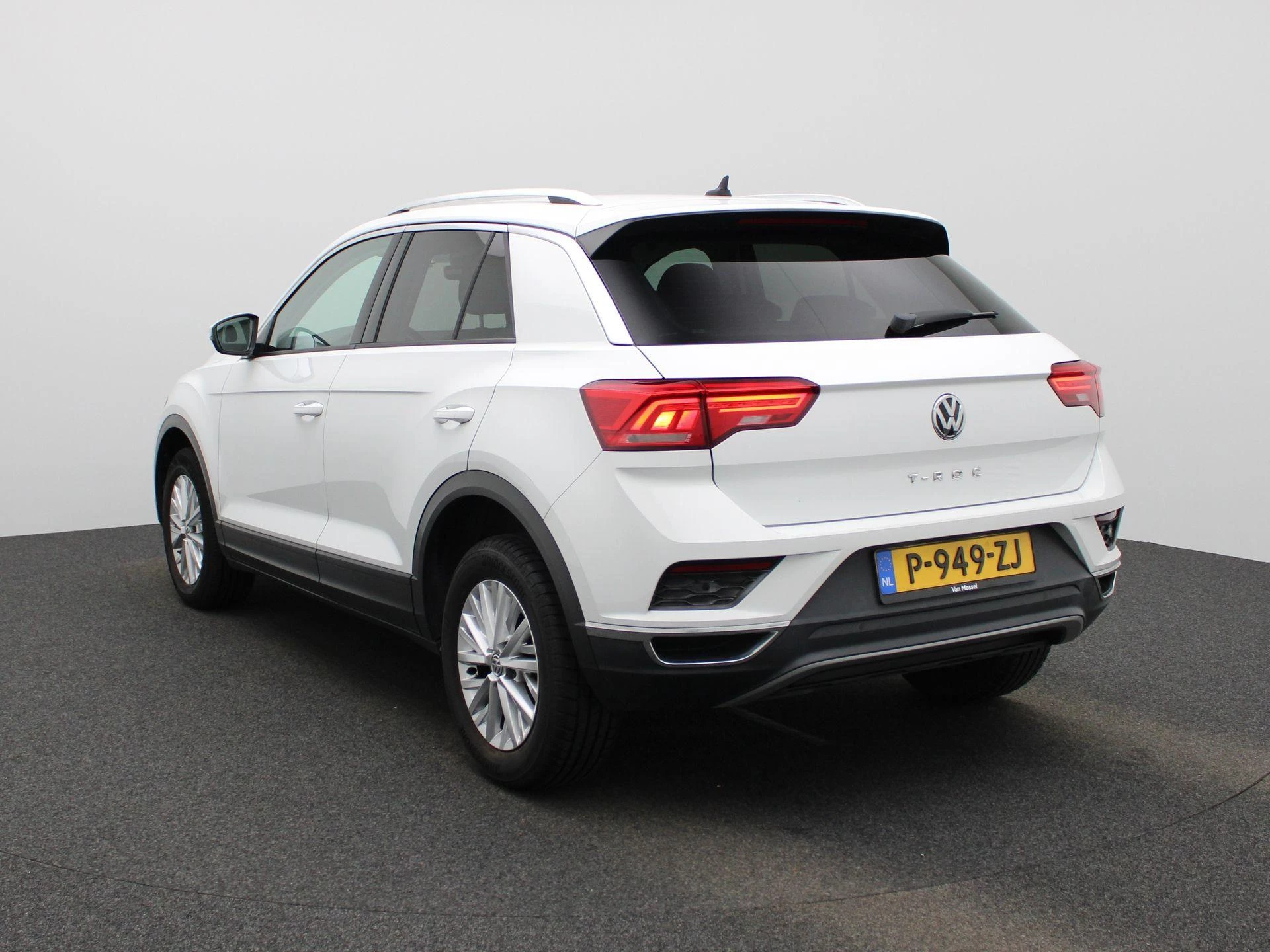 Volkswagen-T-Roc-image-1