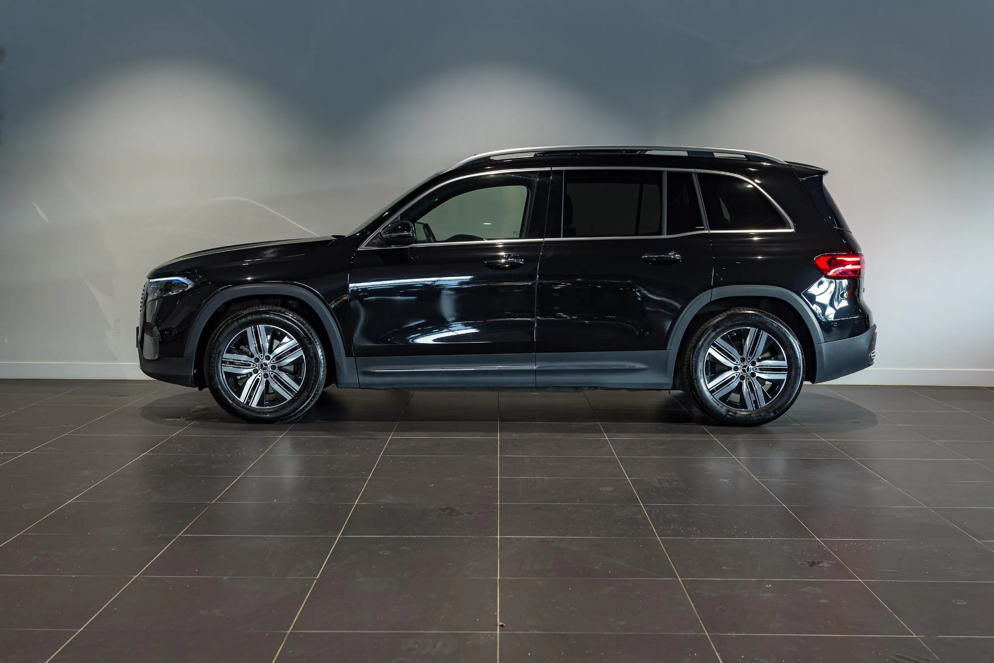 Mercedes-Benz-EQB-image-4