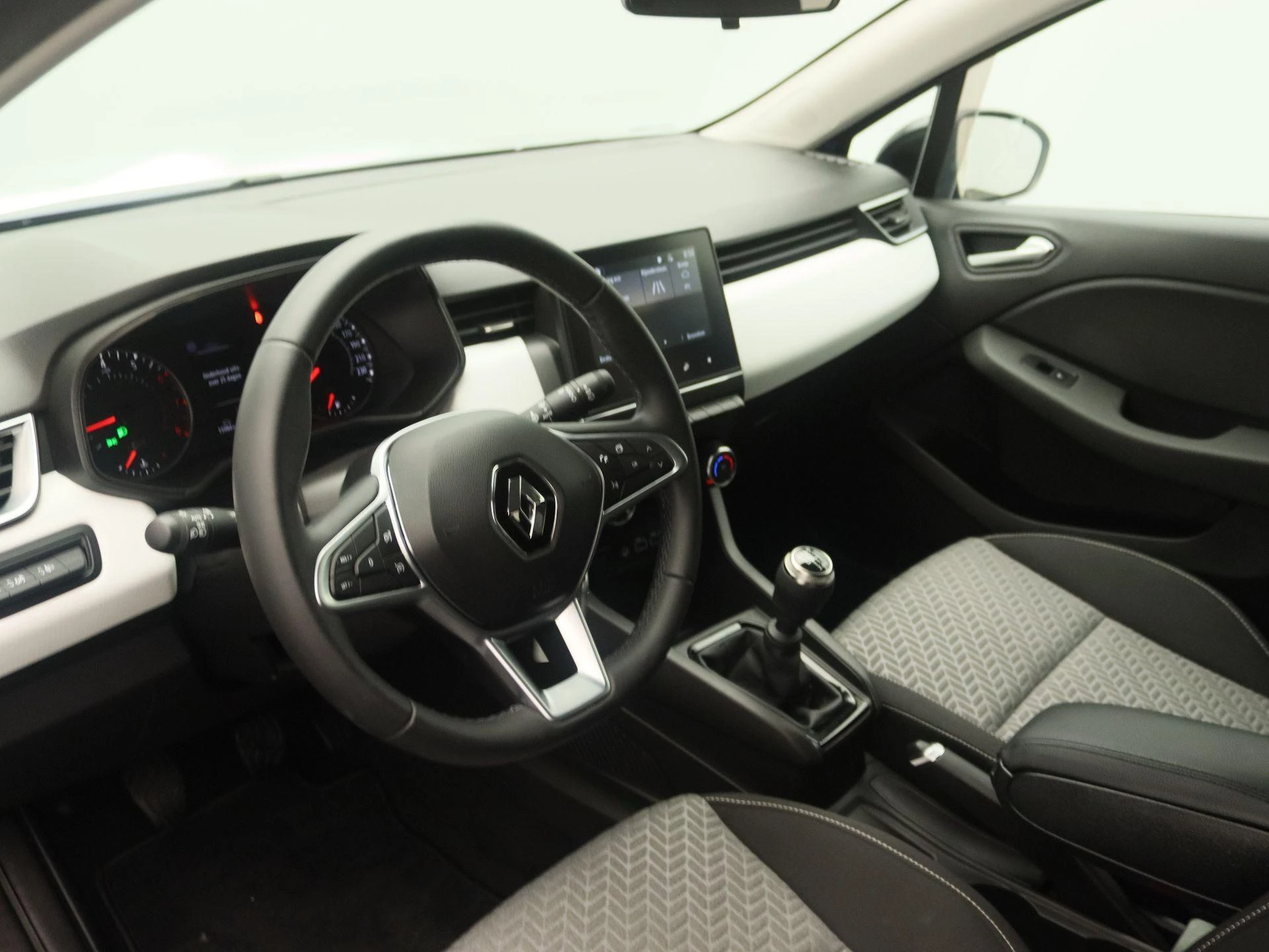 Renault-Clio-image-18