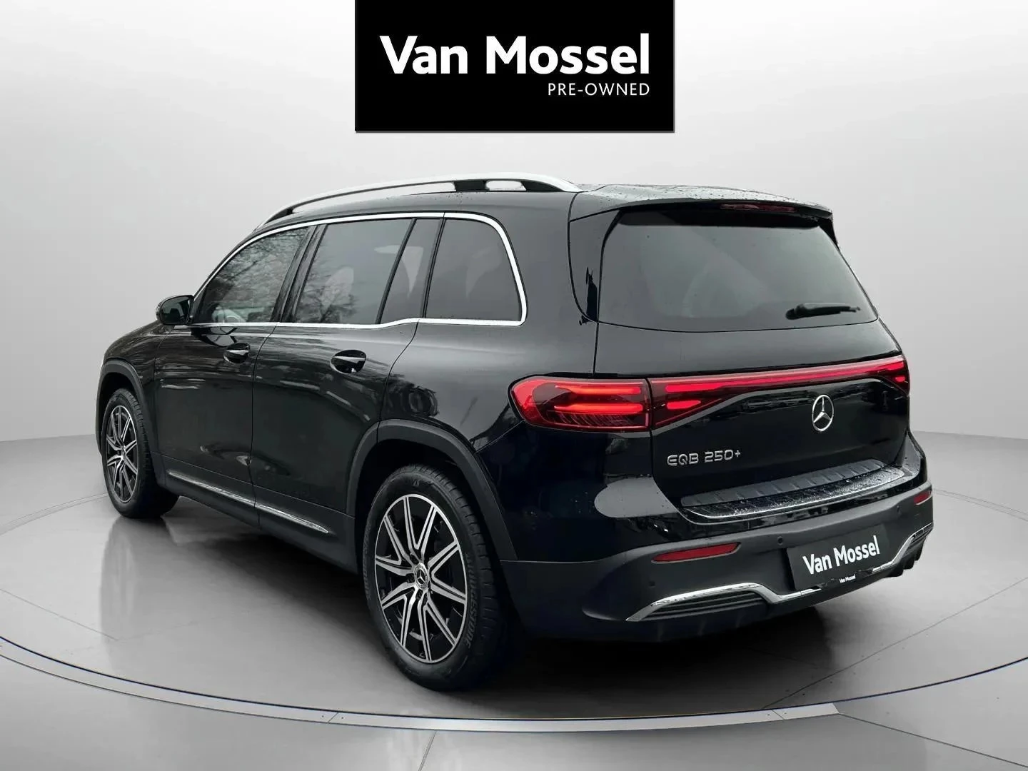 Mercedes-Benz-EQB-image-6