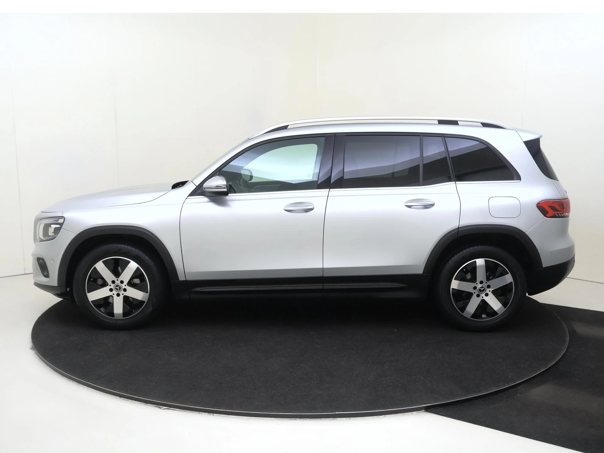 Mercedes-Benz-GLB-image-6
