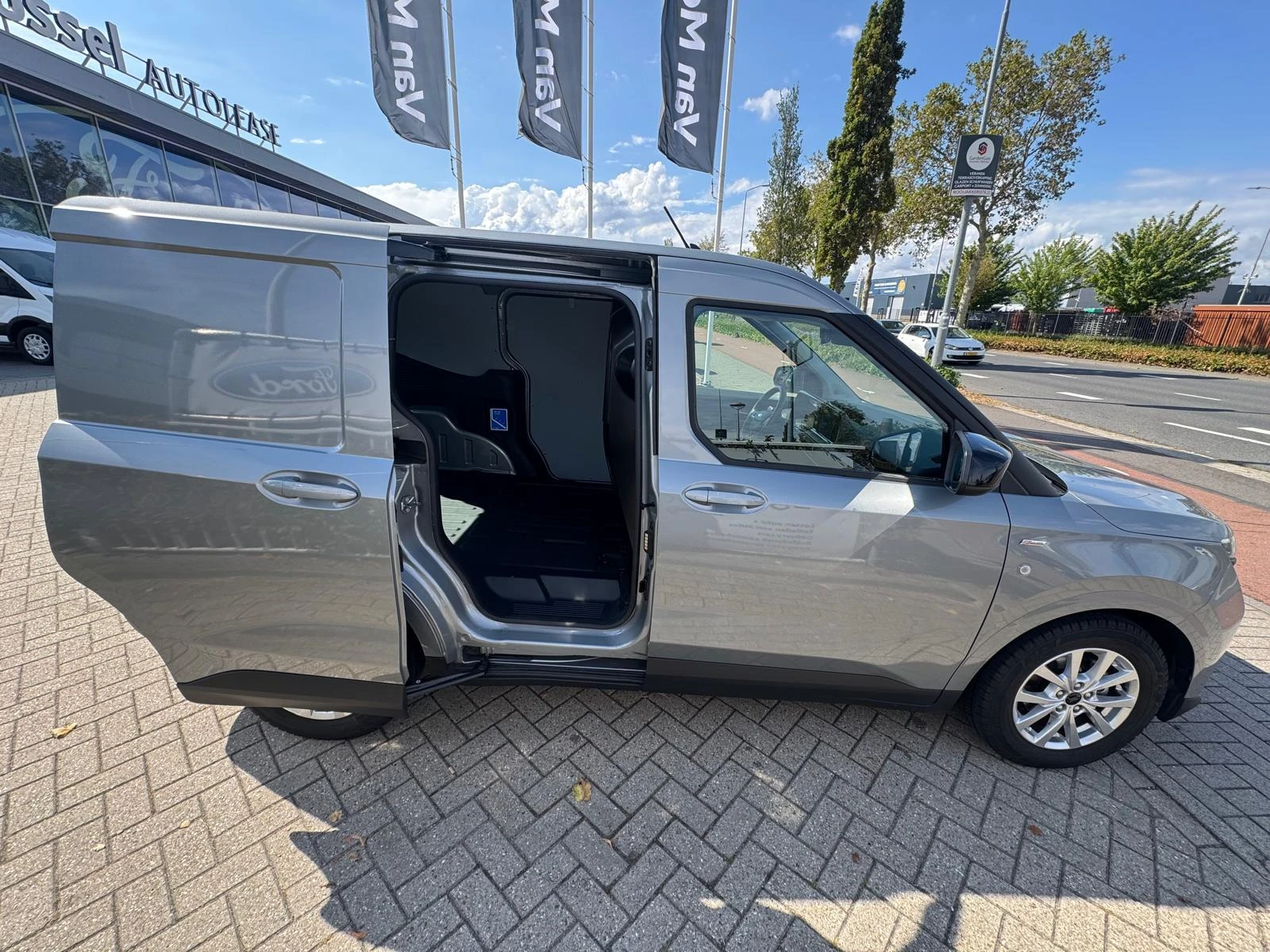 Ford-Transit Courier-image-2