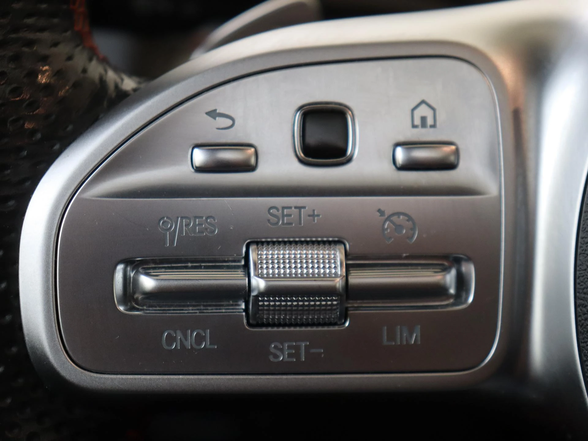 Mercedes-Benz-GLB-image-15
