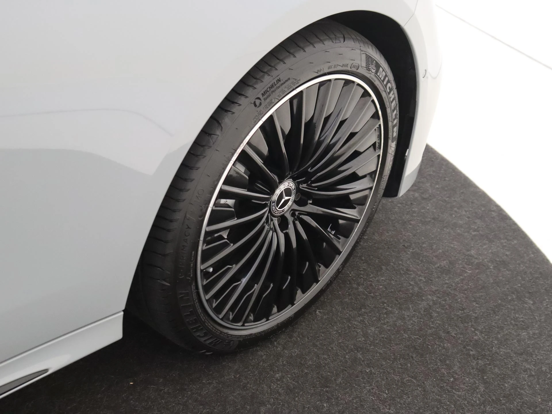 Mercedes-Benz-E-Klasse-image-4