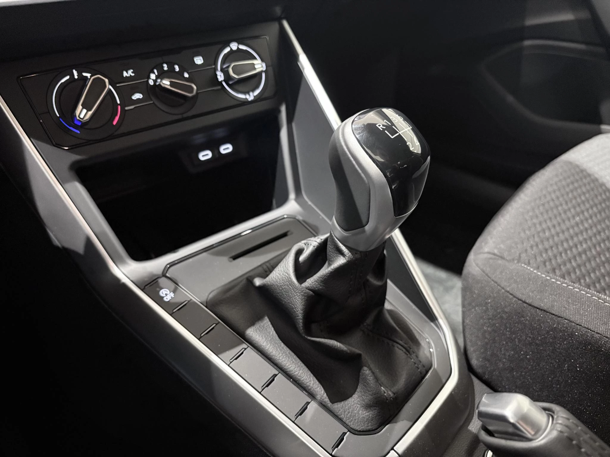 Volkswagen-Polo-image-24