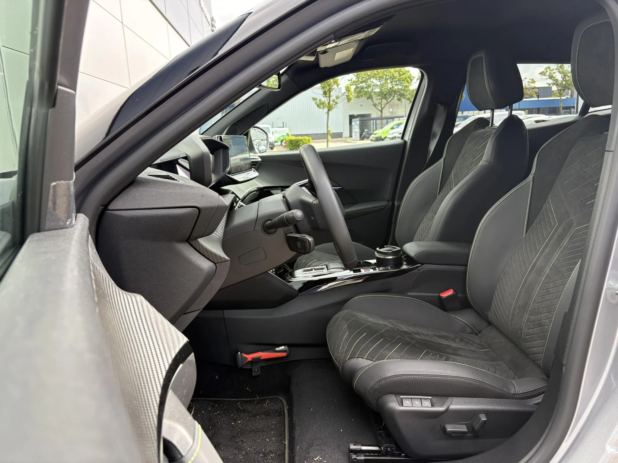 Peugeot-e-2008-image-9