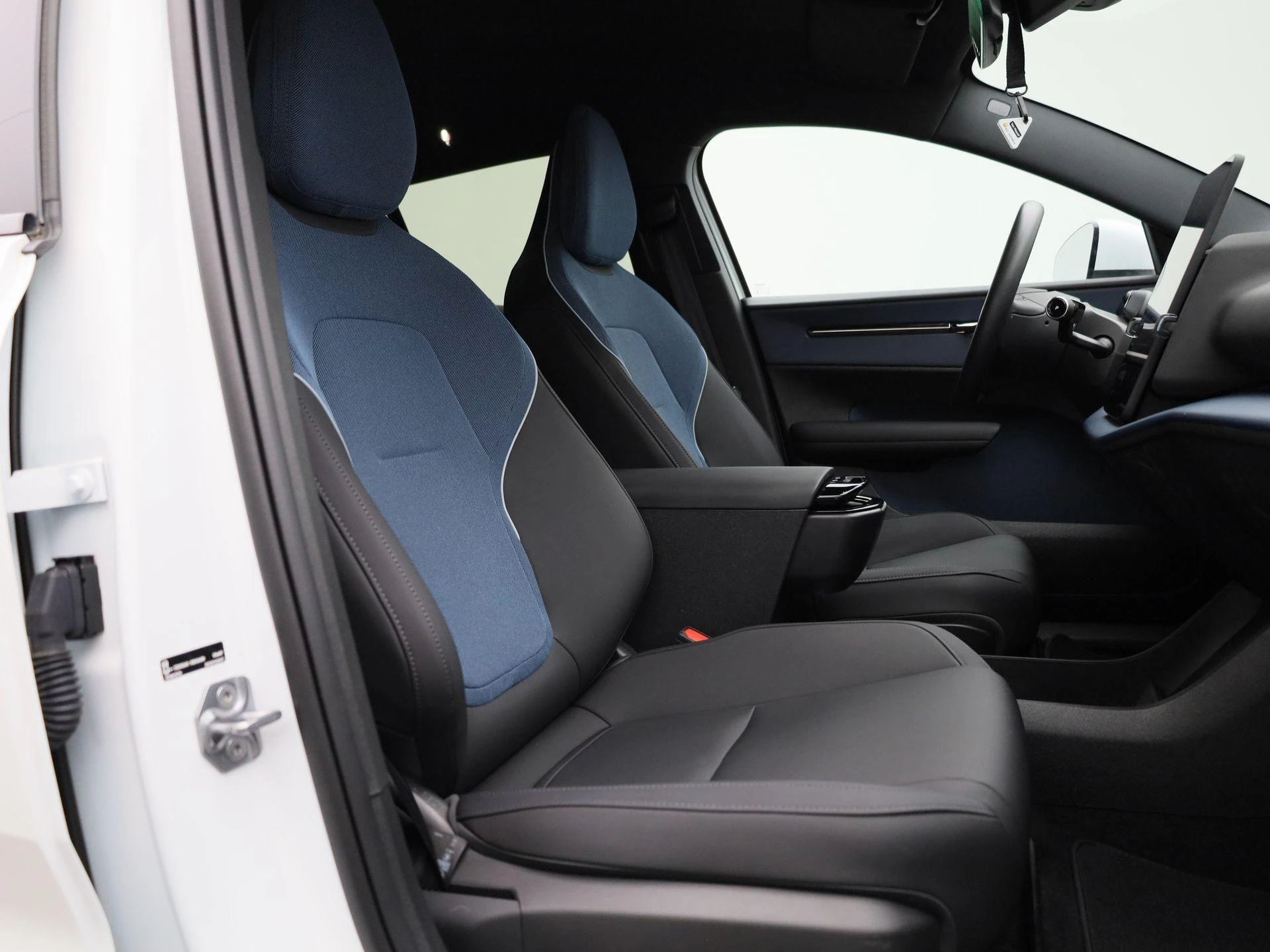 Volvo-EX30-image-28