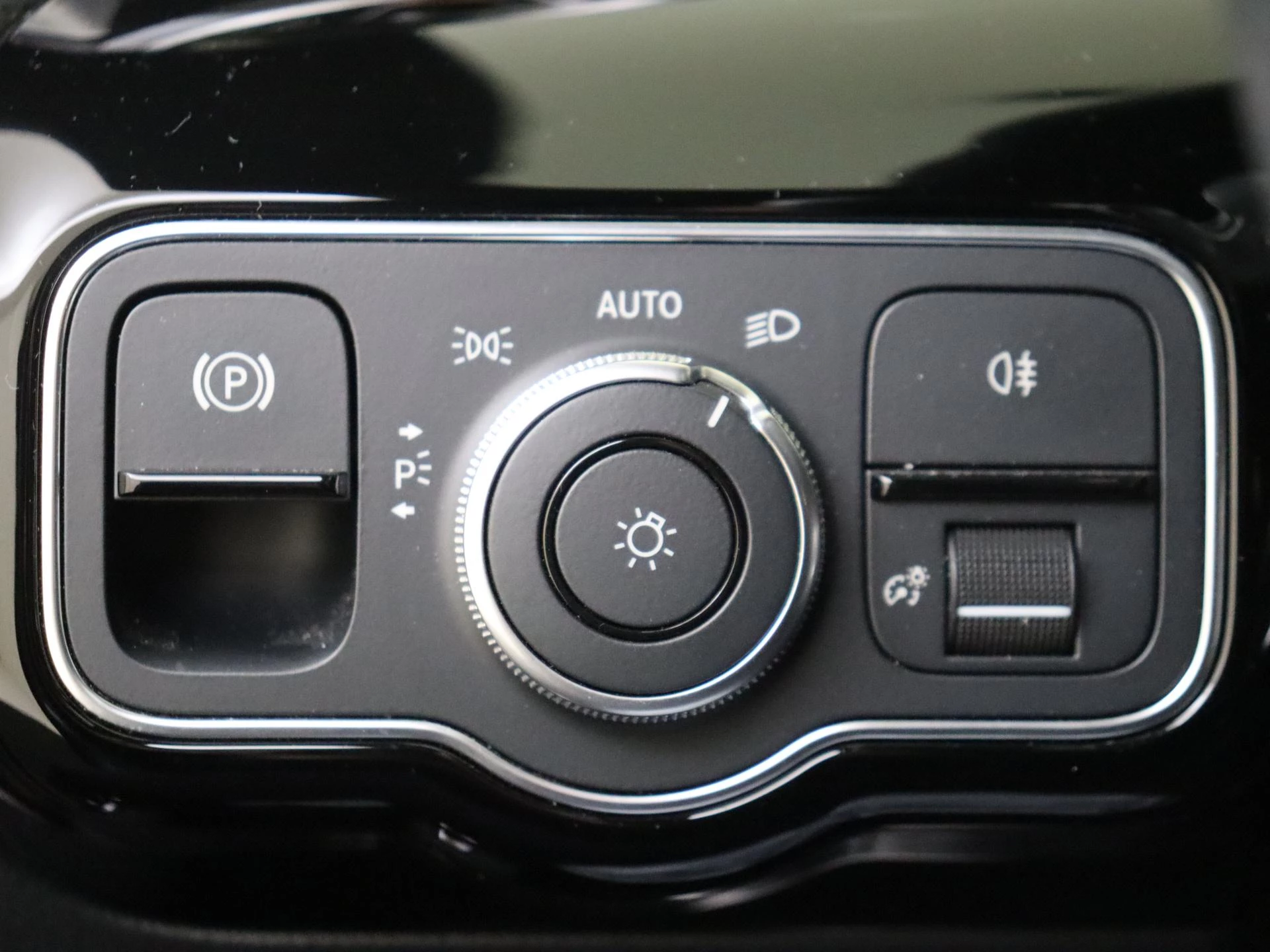 Mercedes-Benz-CLA-image-24