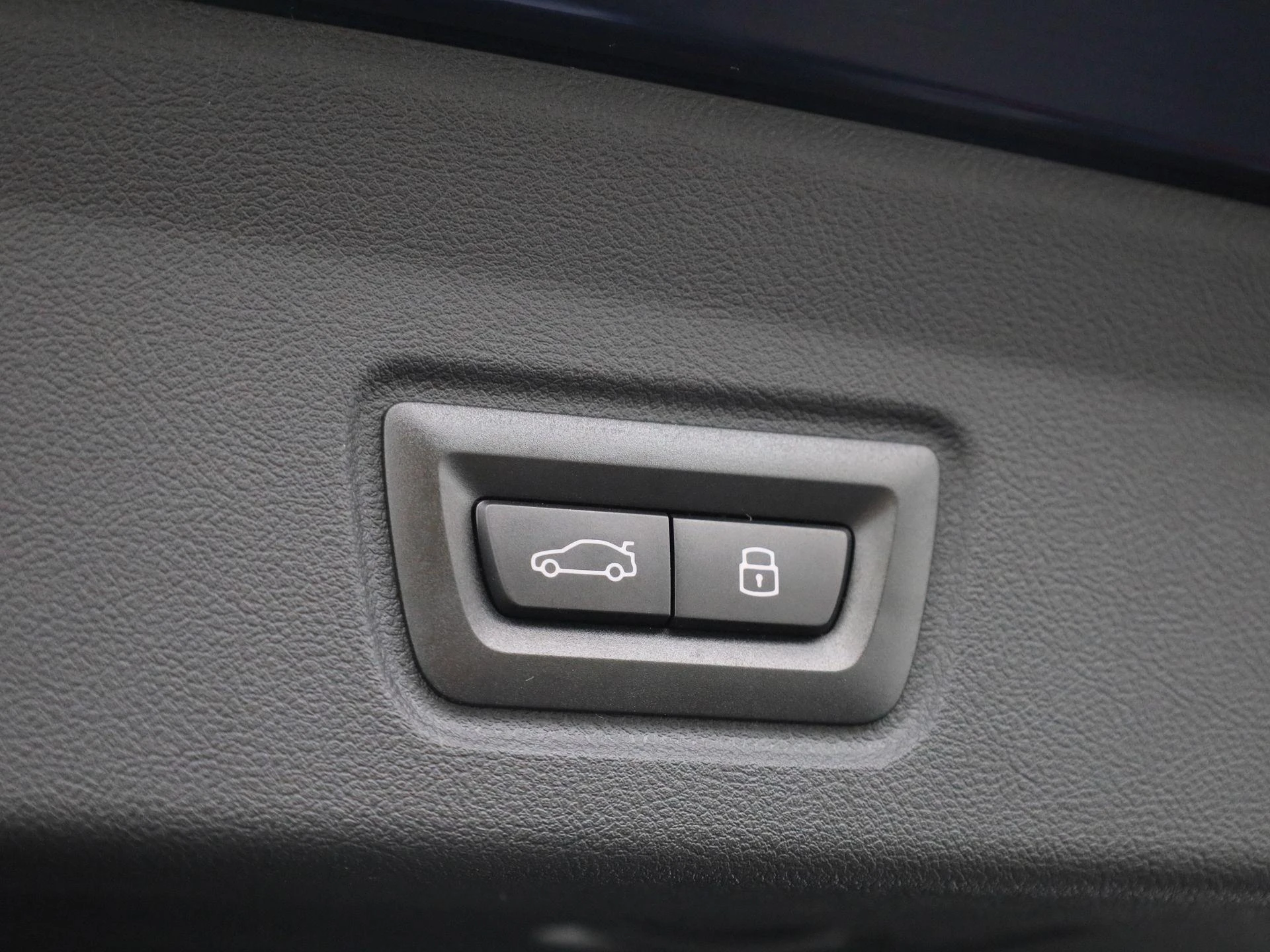 BMW-i4-image-14