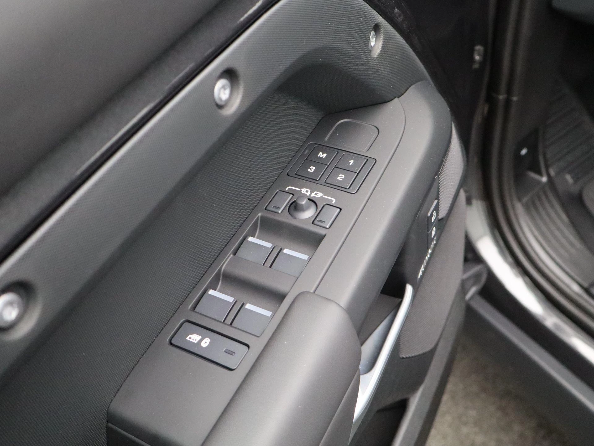 Land Rover-Defender-image-27