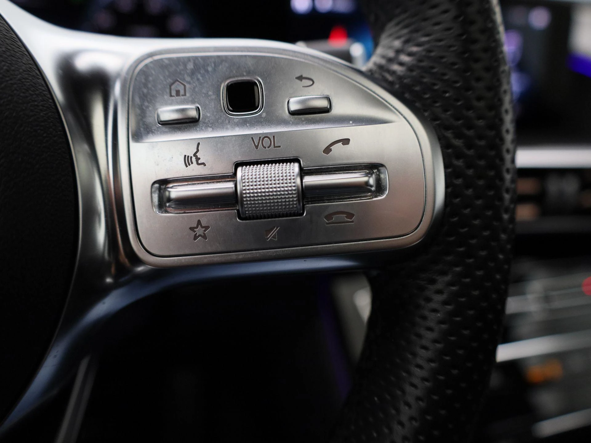 Mercedes-Benz-EQC-image-22