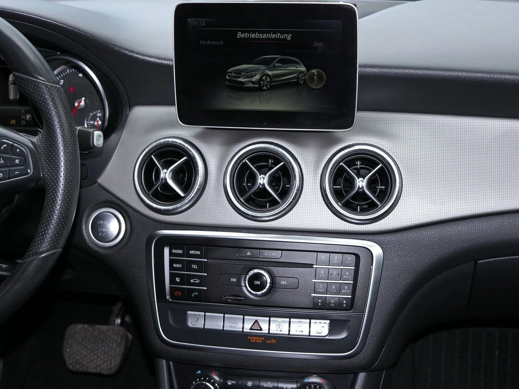 Mercedes-Benz-CLA 200 d-image-9