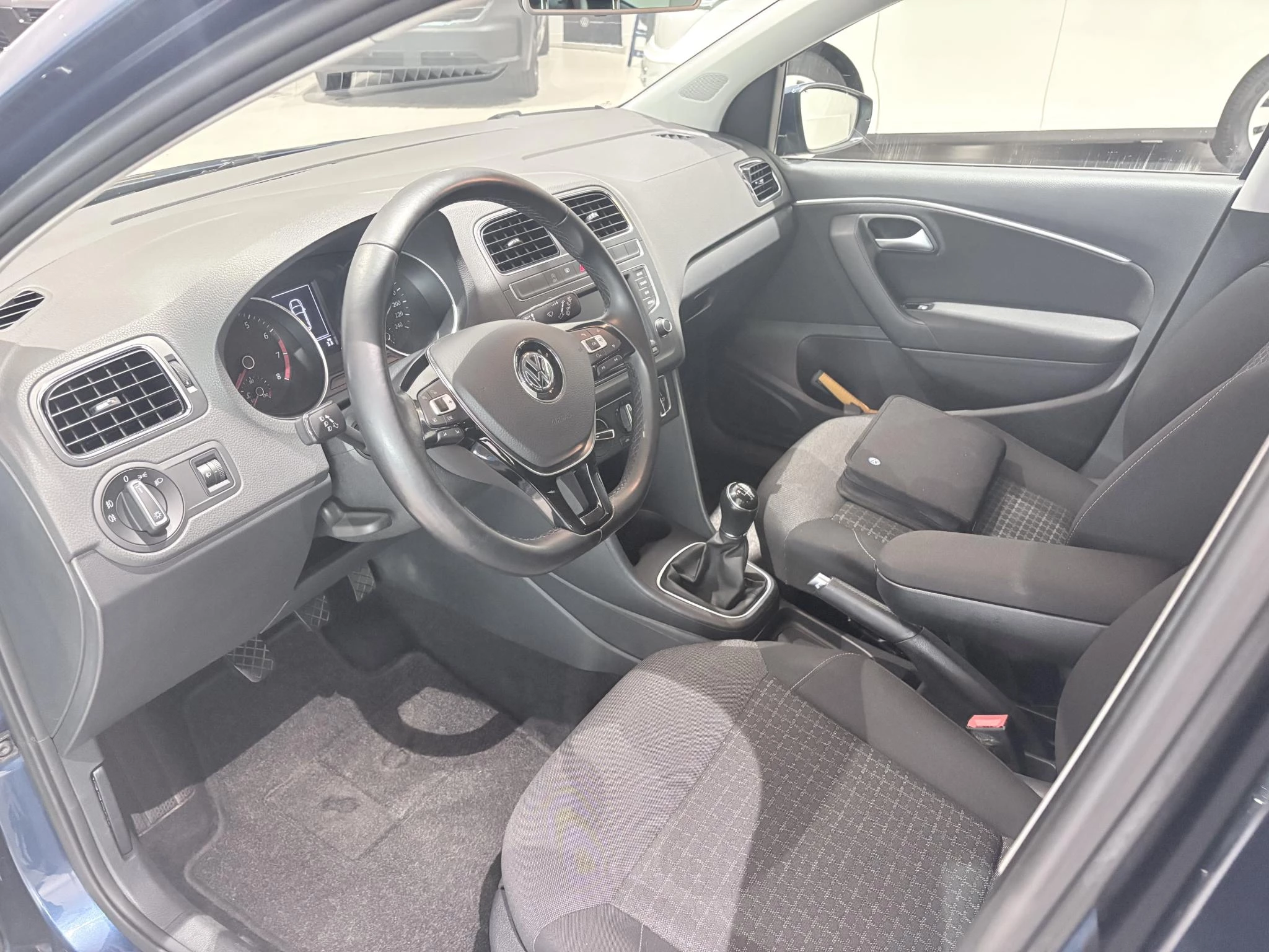 Volkswagen-Polo-image-9