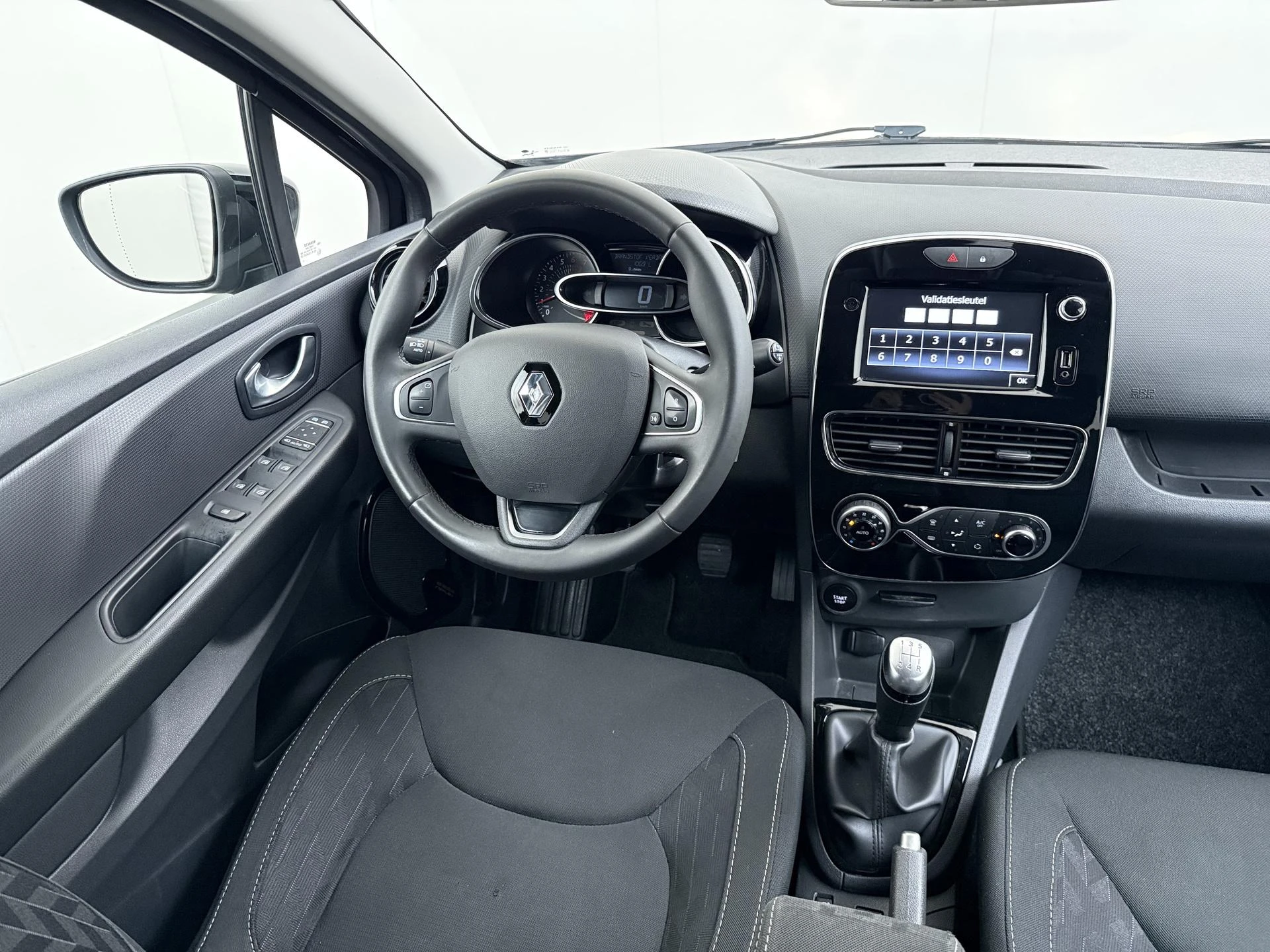 Renault-Clio-image-18