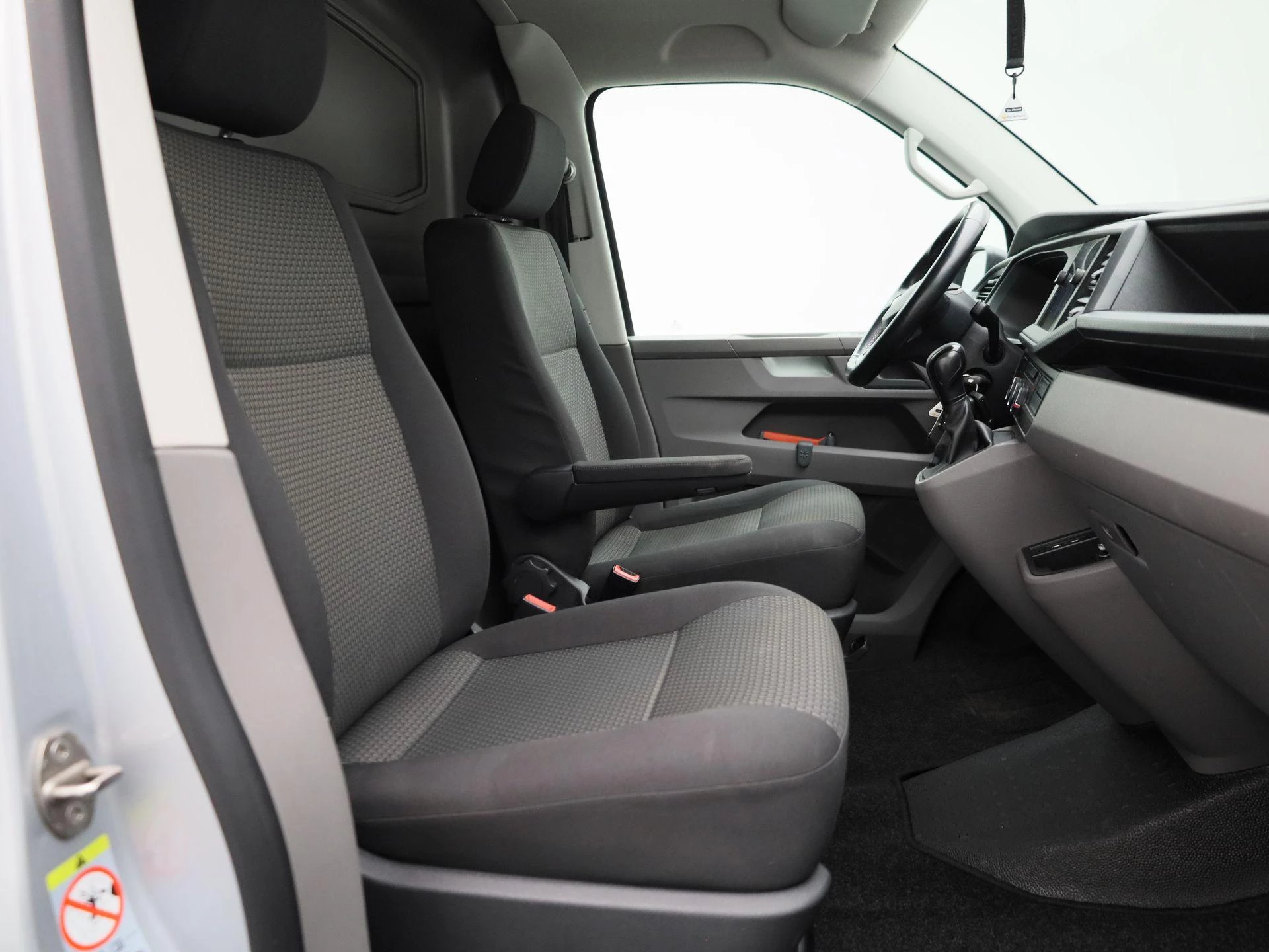 Volkswagen-Transporter-image-32