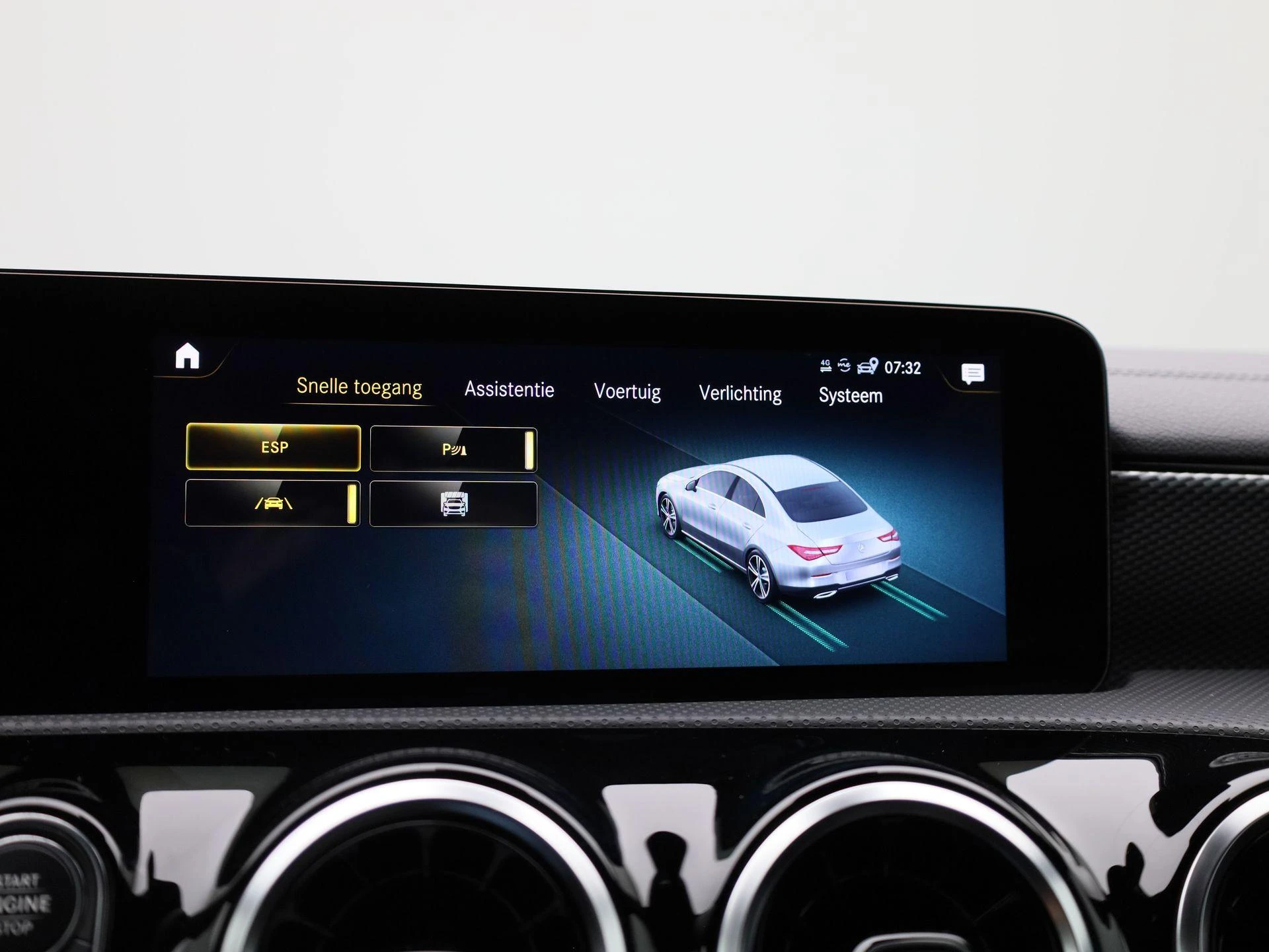 Mercedes-Benz-CLA-image-25
