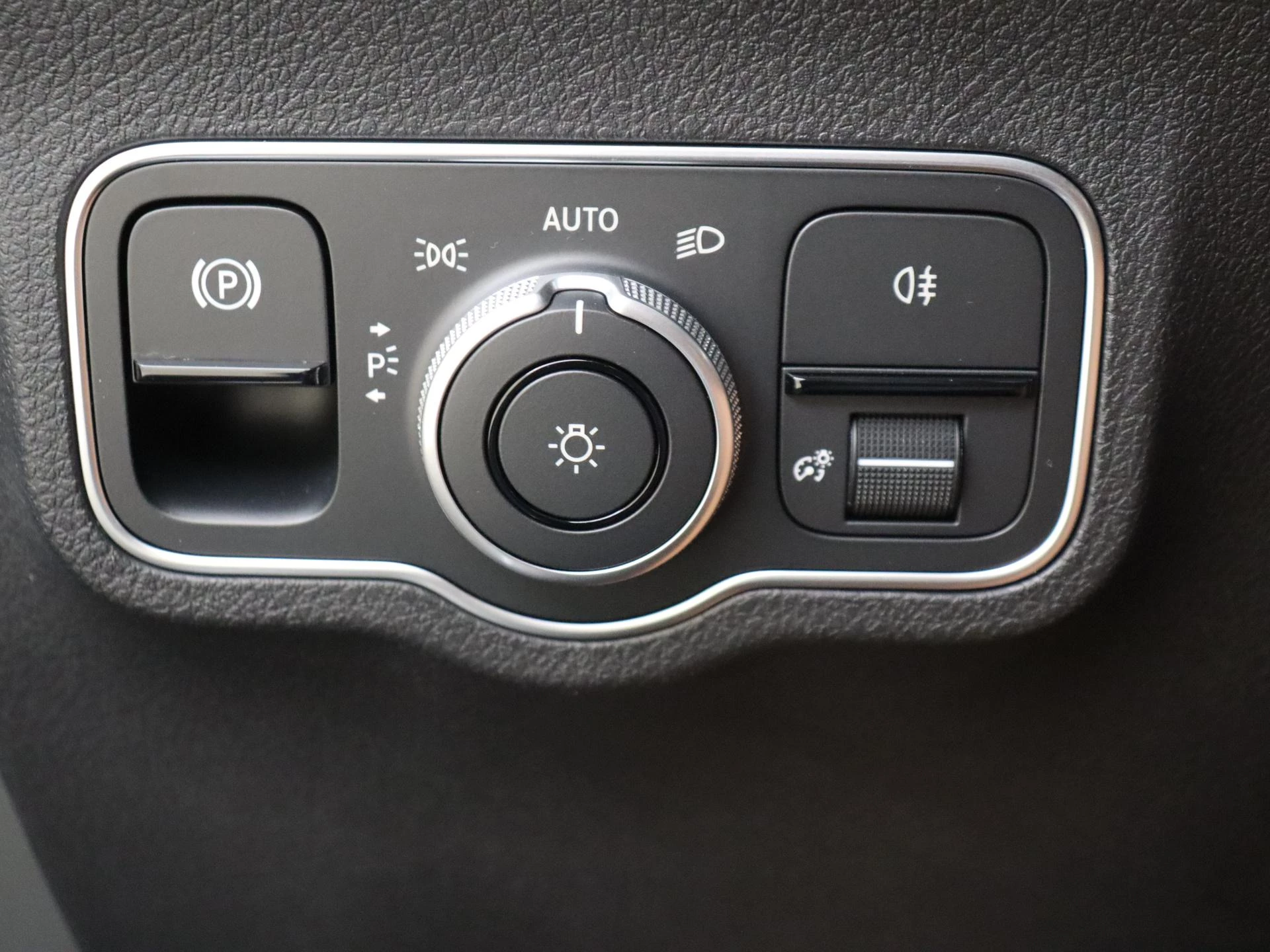 Mercedes-Benz-EQB-image-24