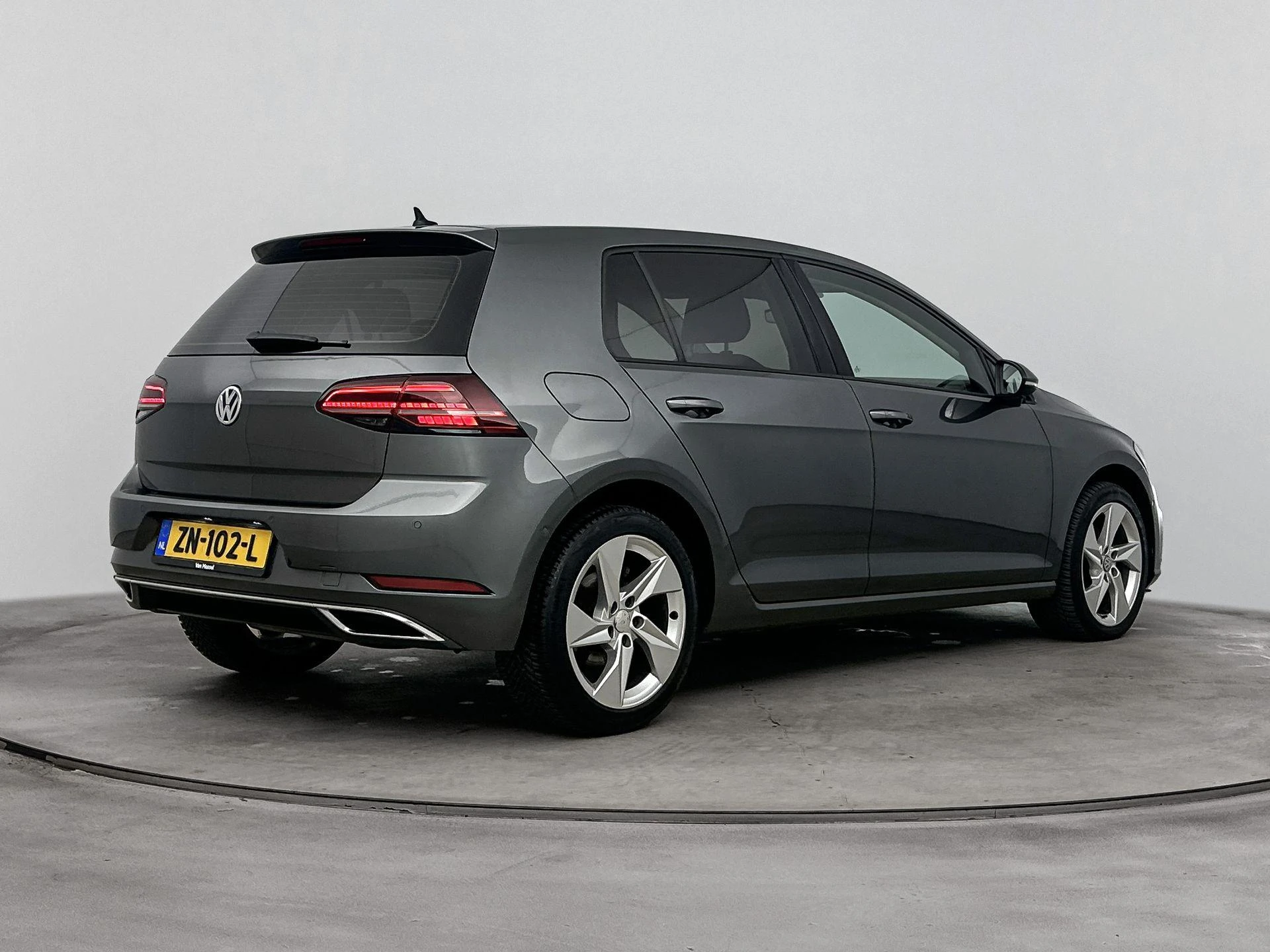 Volkswagen-Golf-image-3