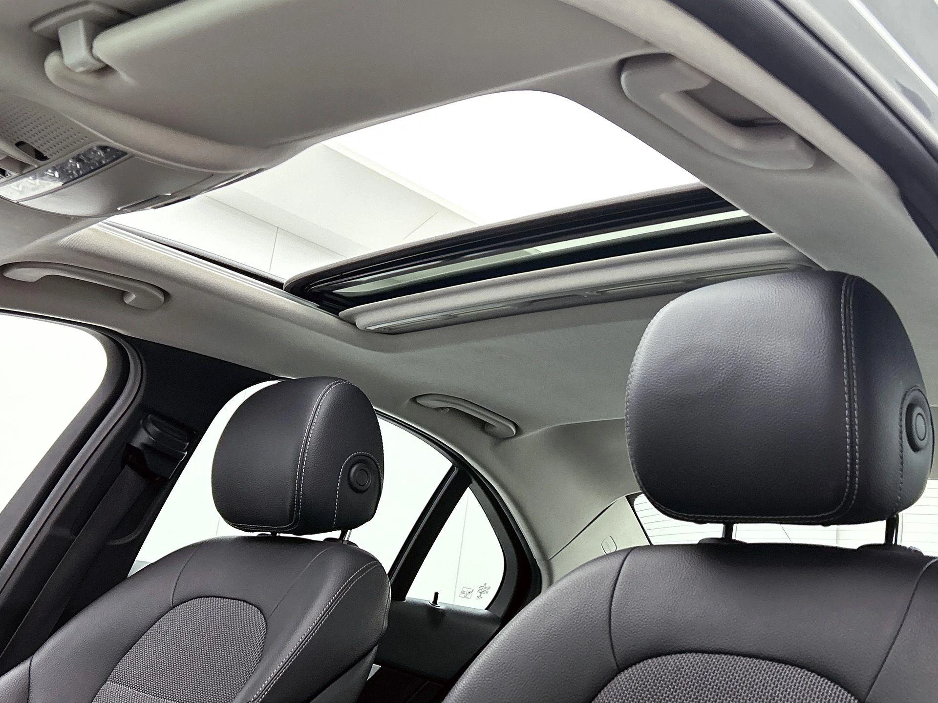 Mercedes-Benz-C-Klasse-image-30