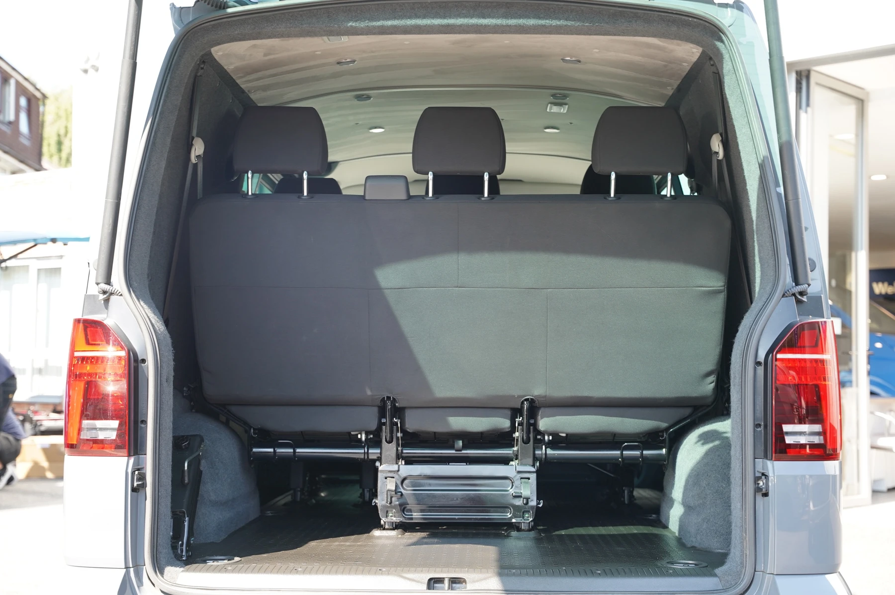 Volkswagen-Transporter-image-11