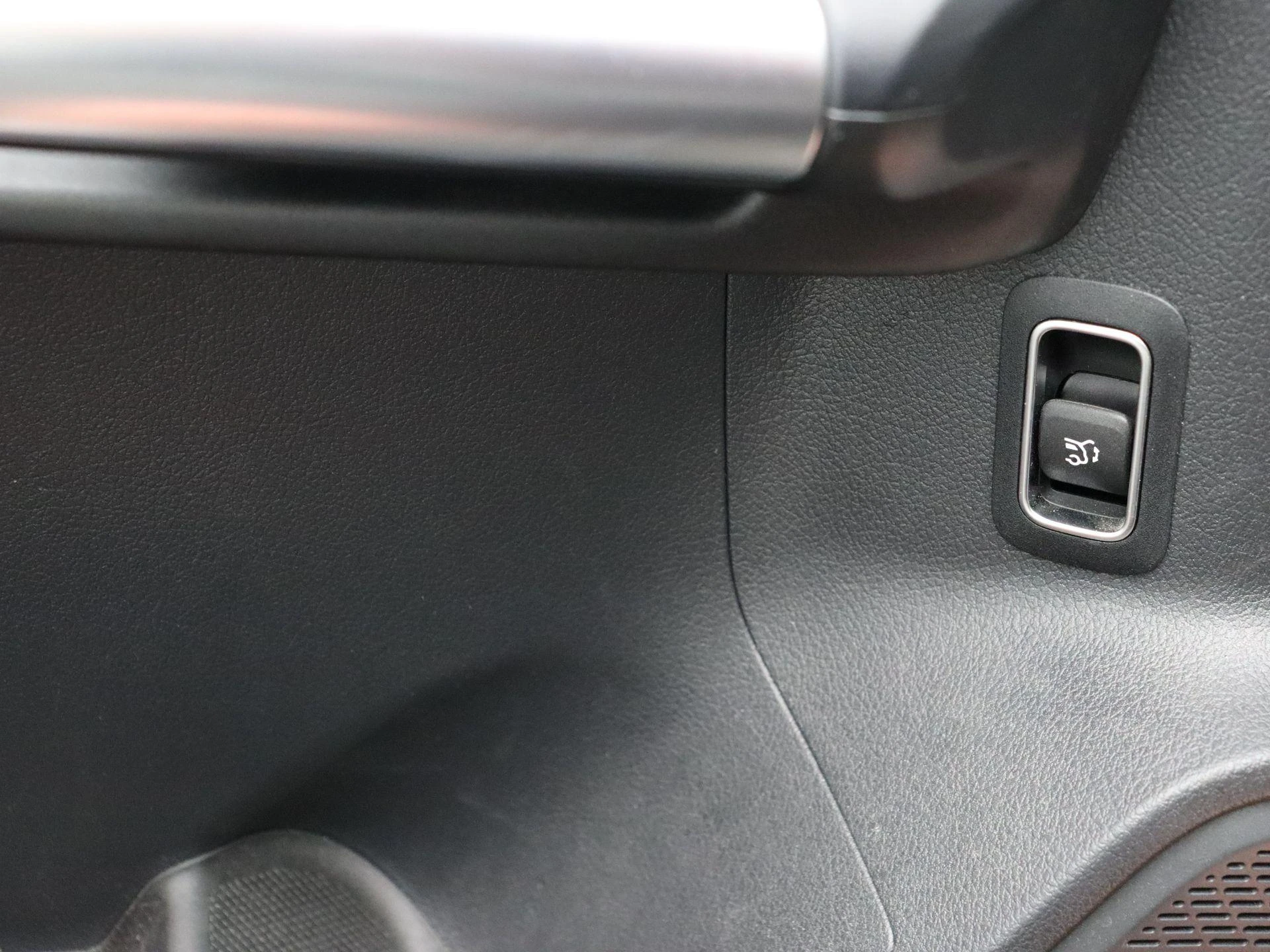 Mercedes-Benz-EQA-image-10