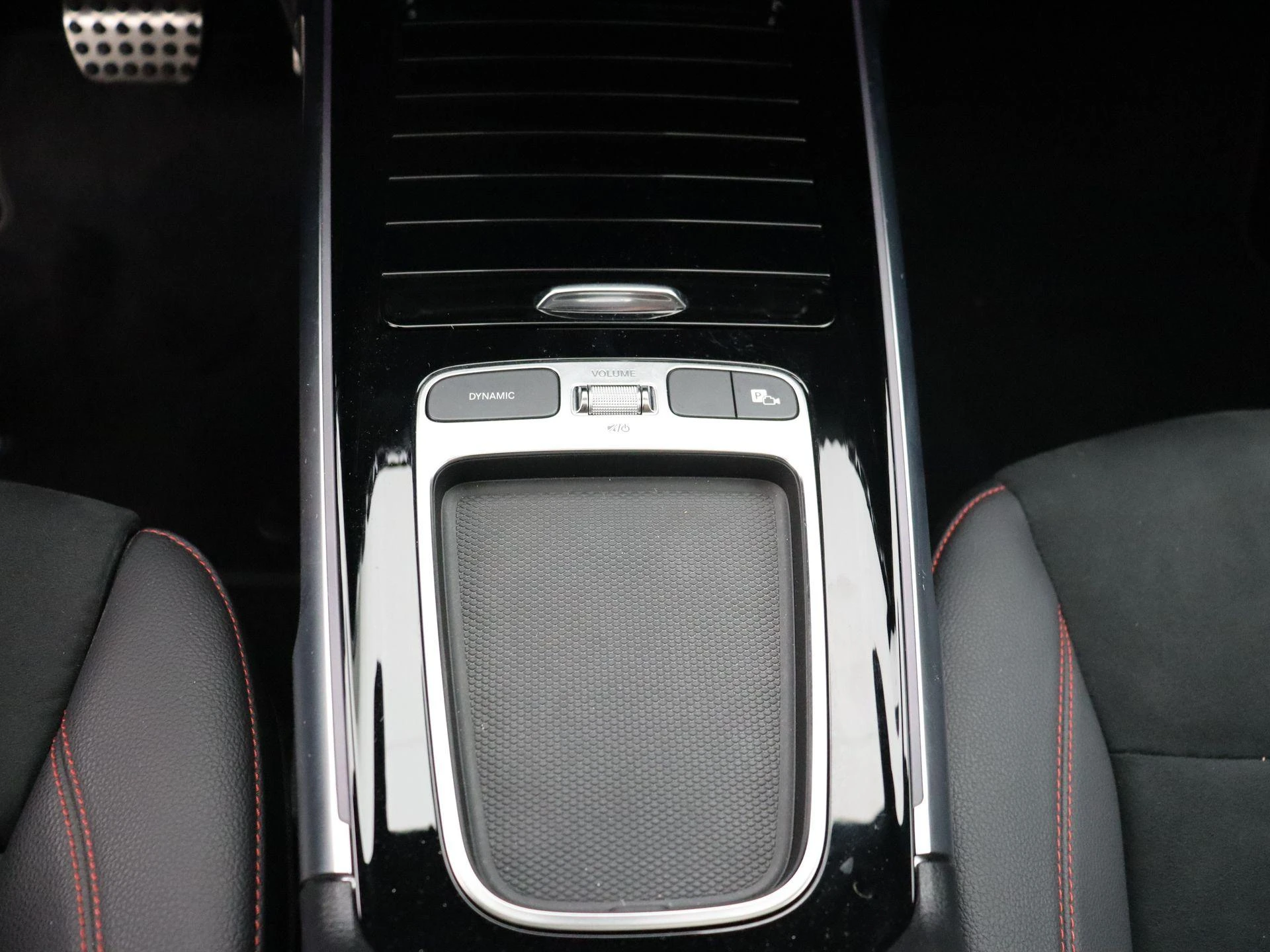 Mercedes-Benz-EQB-image-15