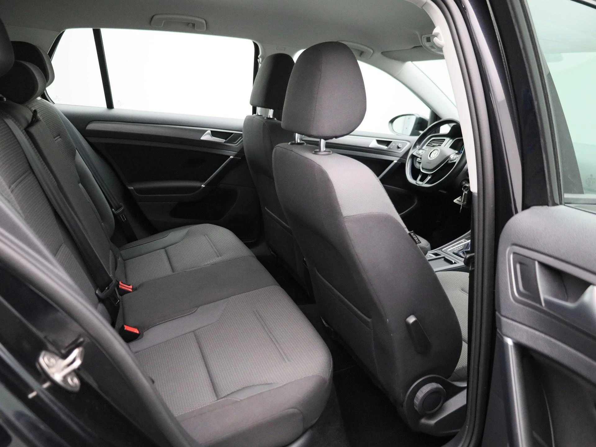 Volkswagen-e-Golf-image-34