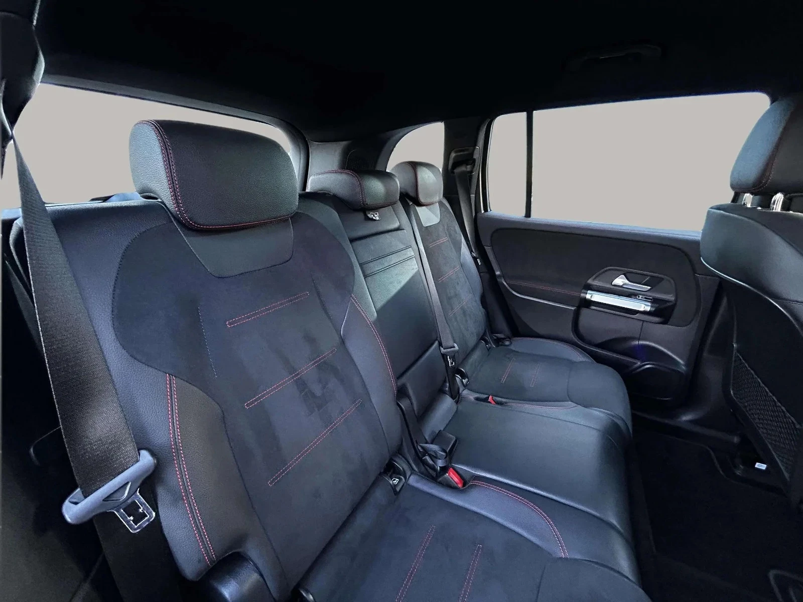 Mercedes-Benz-EQB-image-13