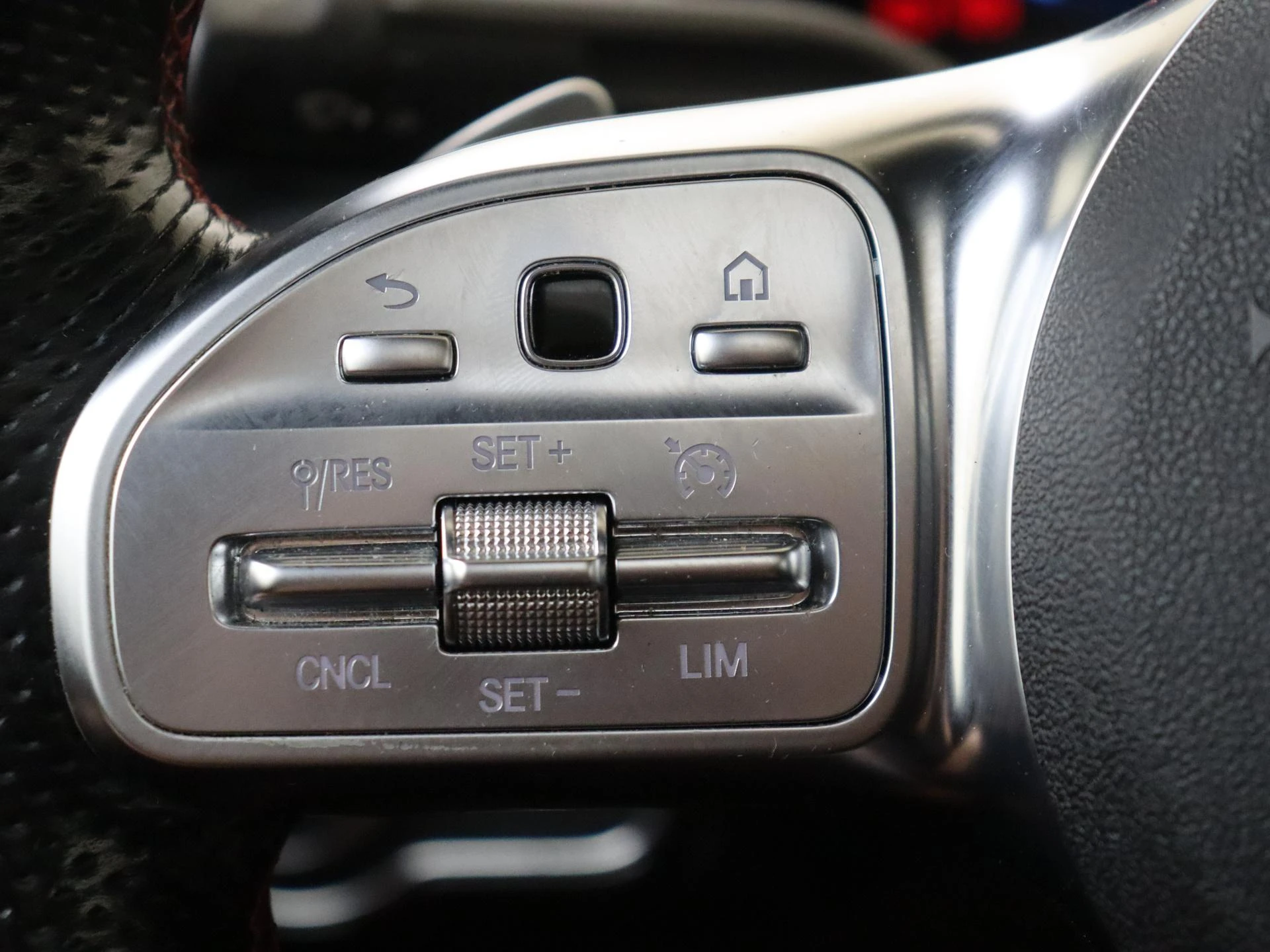 Mercedes-Benz-CLA-image-10