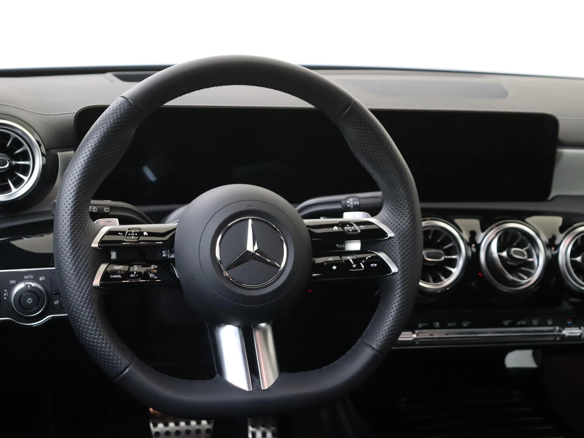 Mercedes-Benz-CLA-image-9