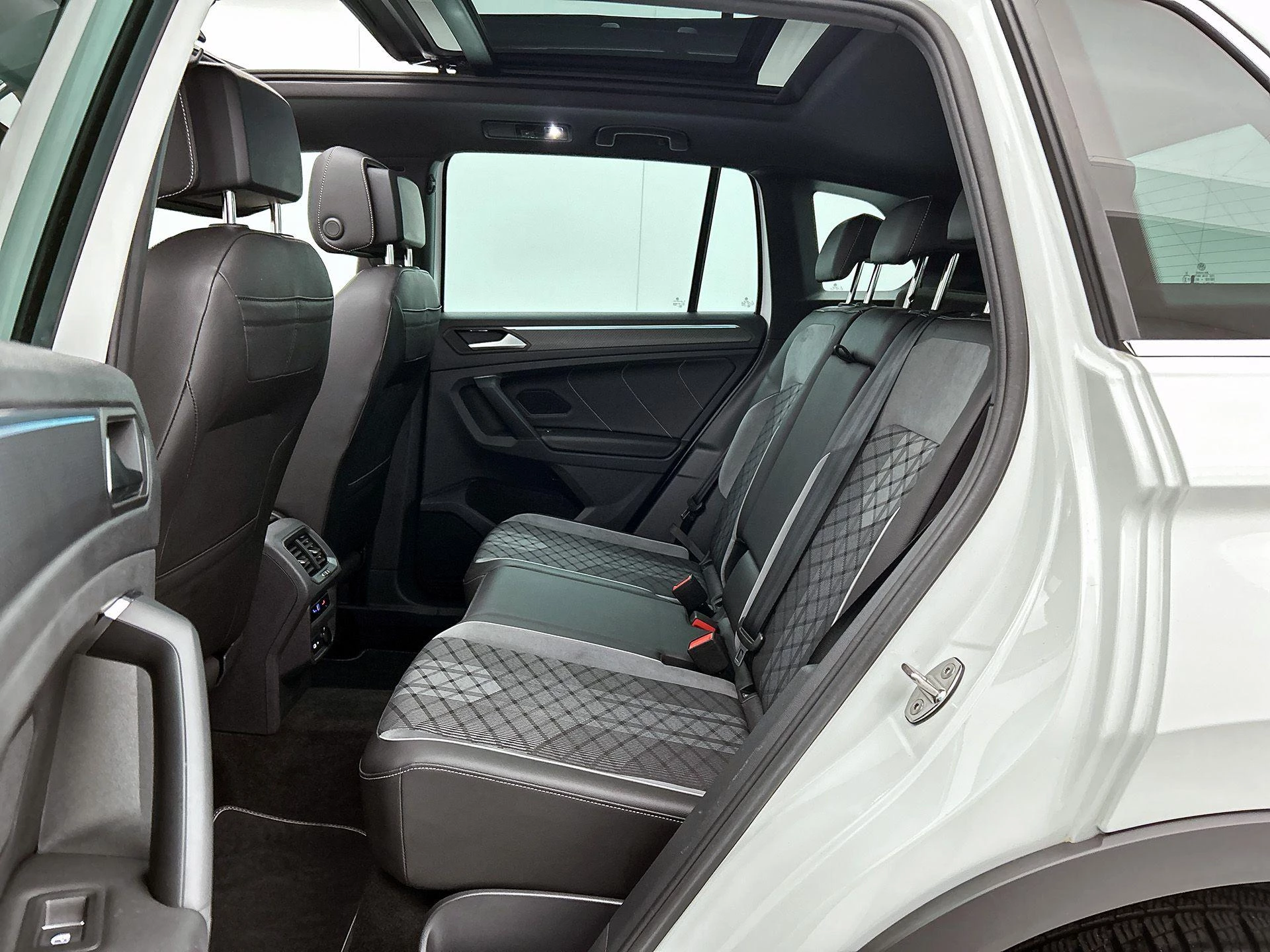 Volkswagen-Tiguan-image-25