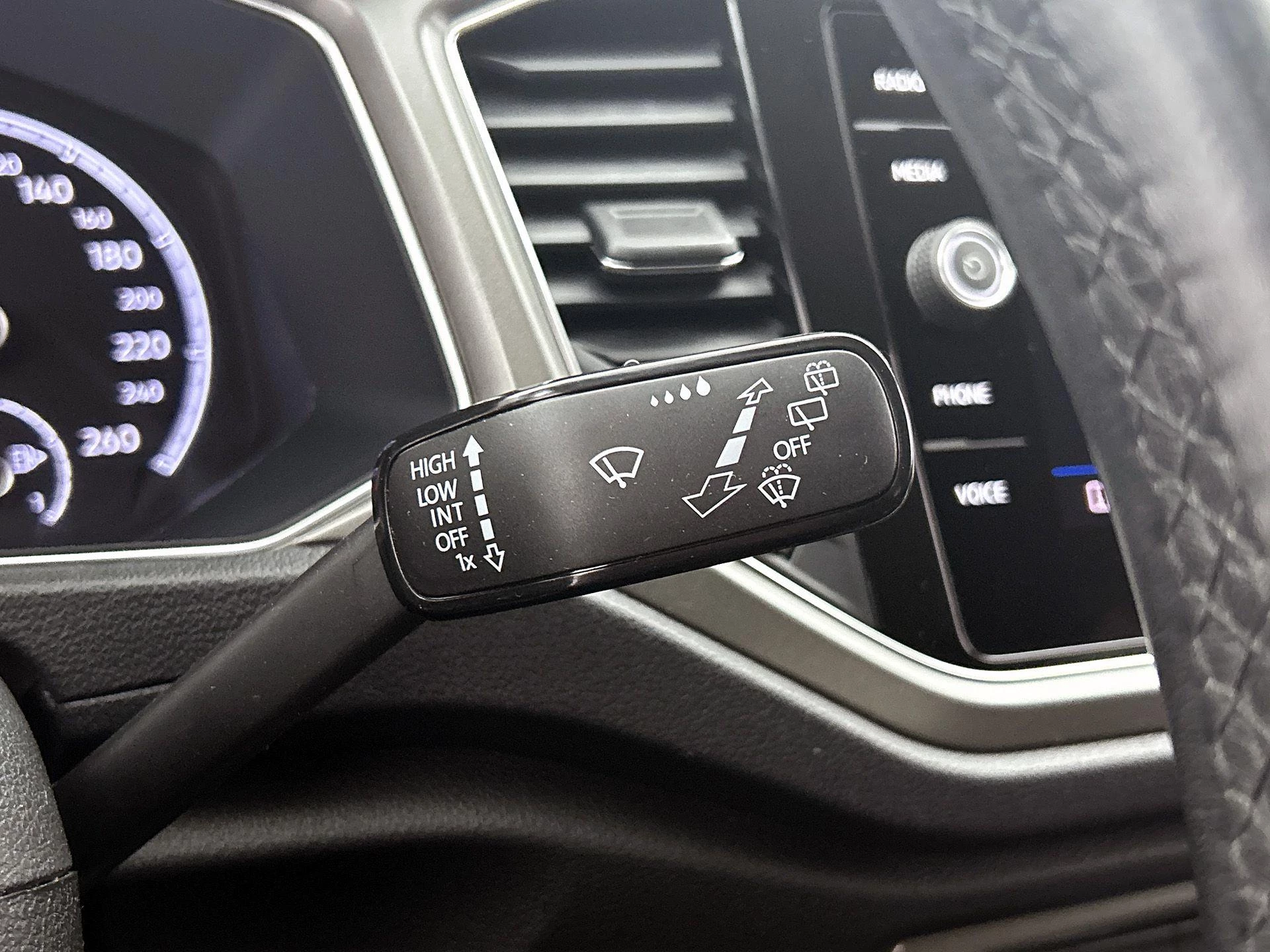 Volkswagen-T-Roc-image-12