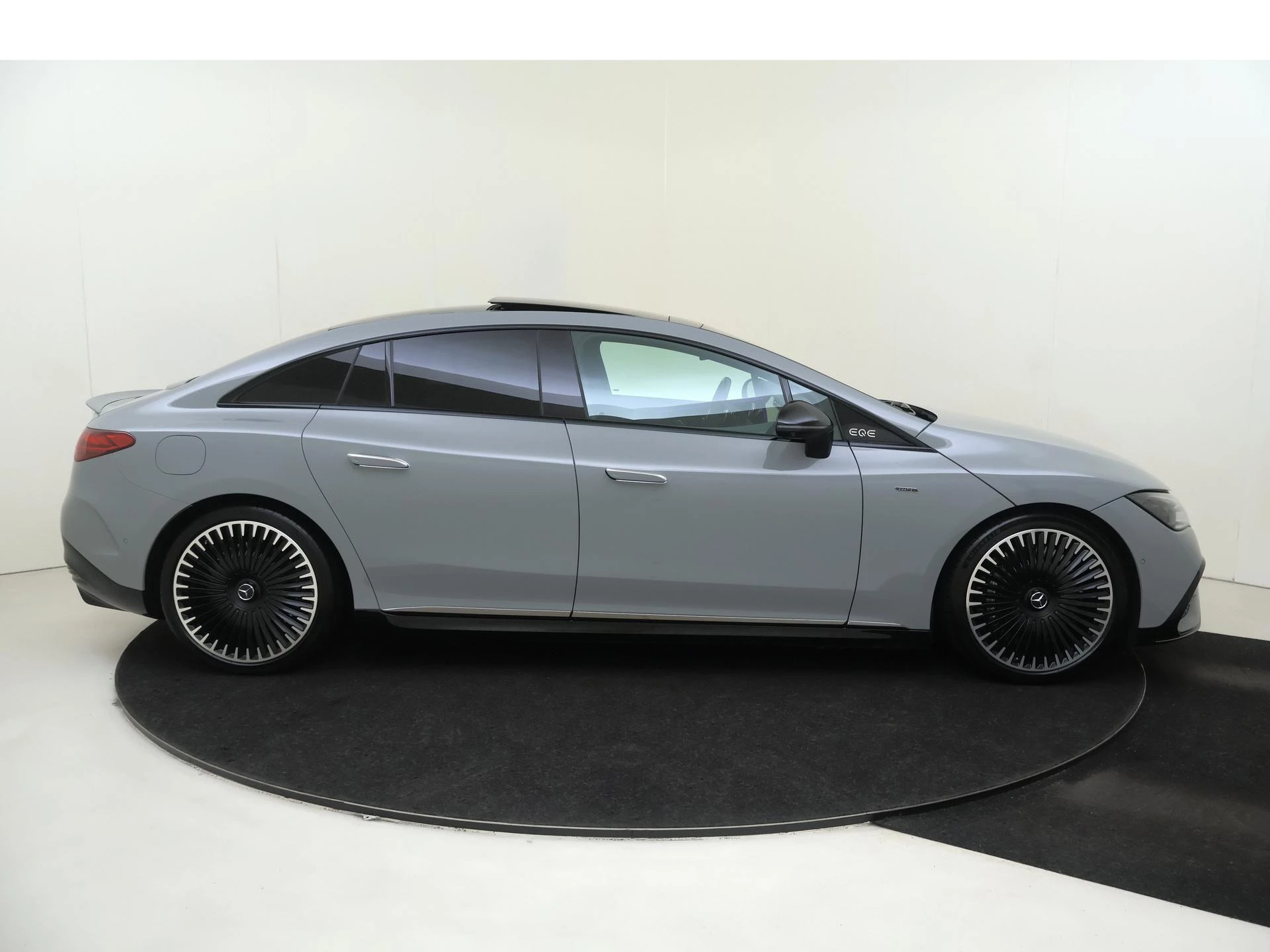 Mercedes-Benz-EQE-image-8