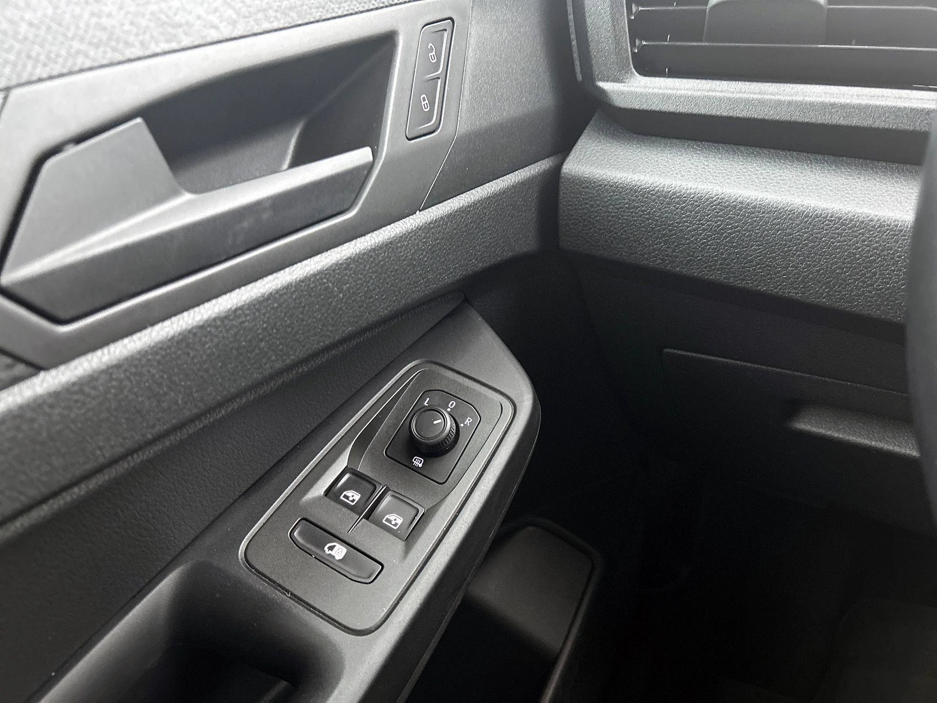 Volkswagen-Caddy-image-25