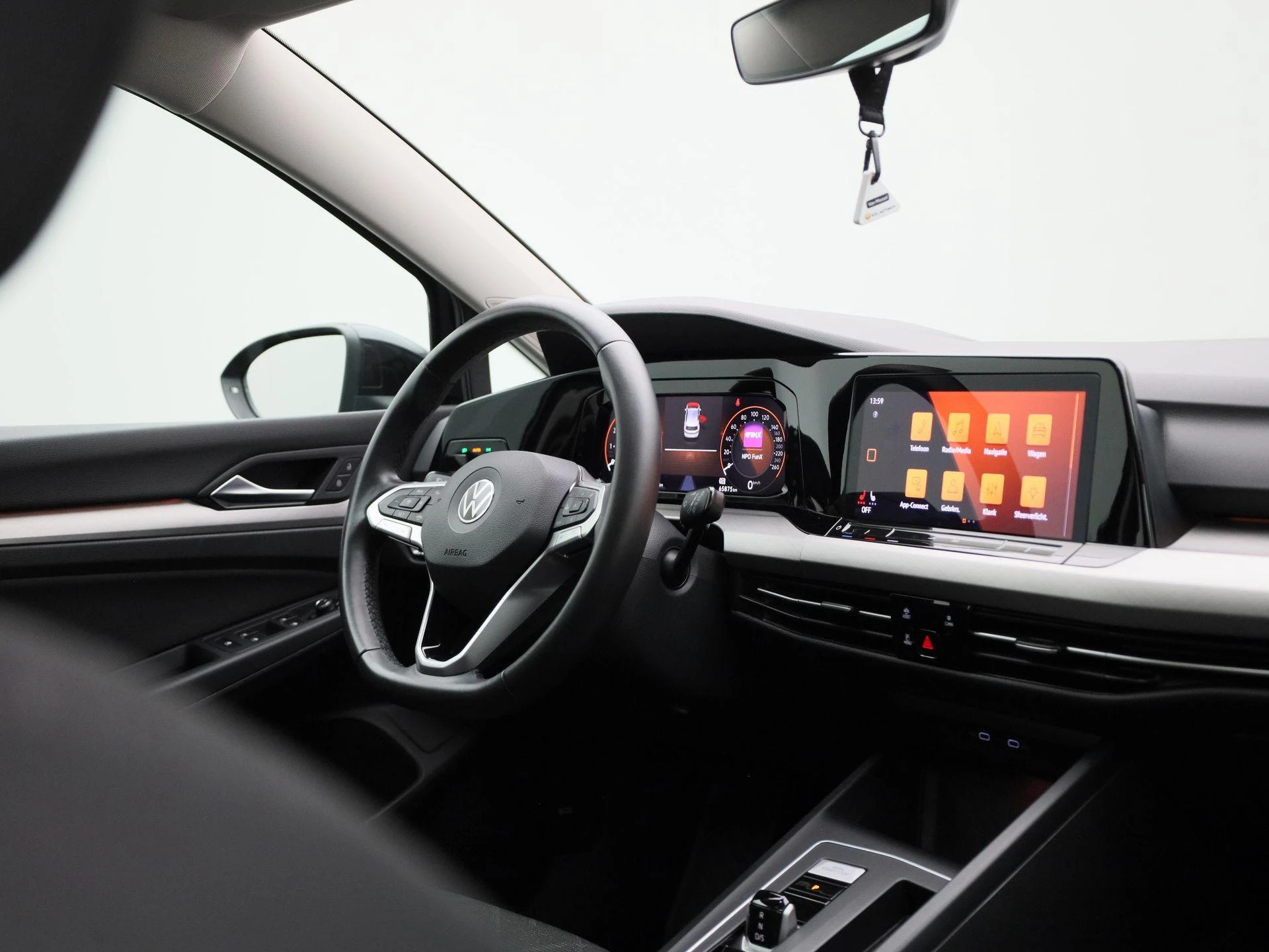 Volkswagen-Golf-image-33