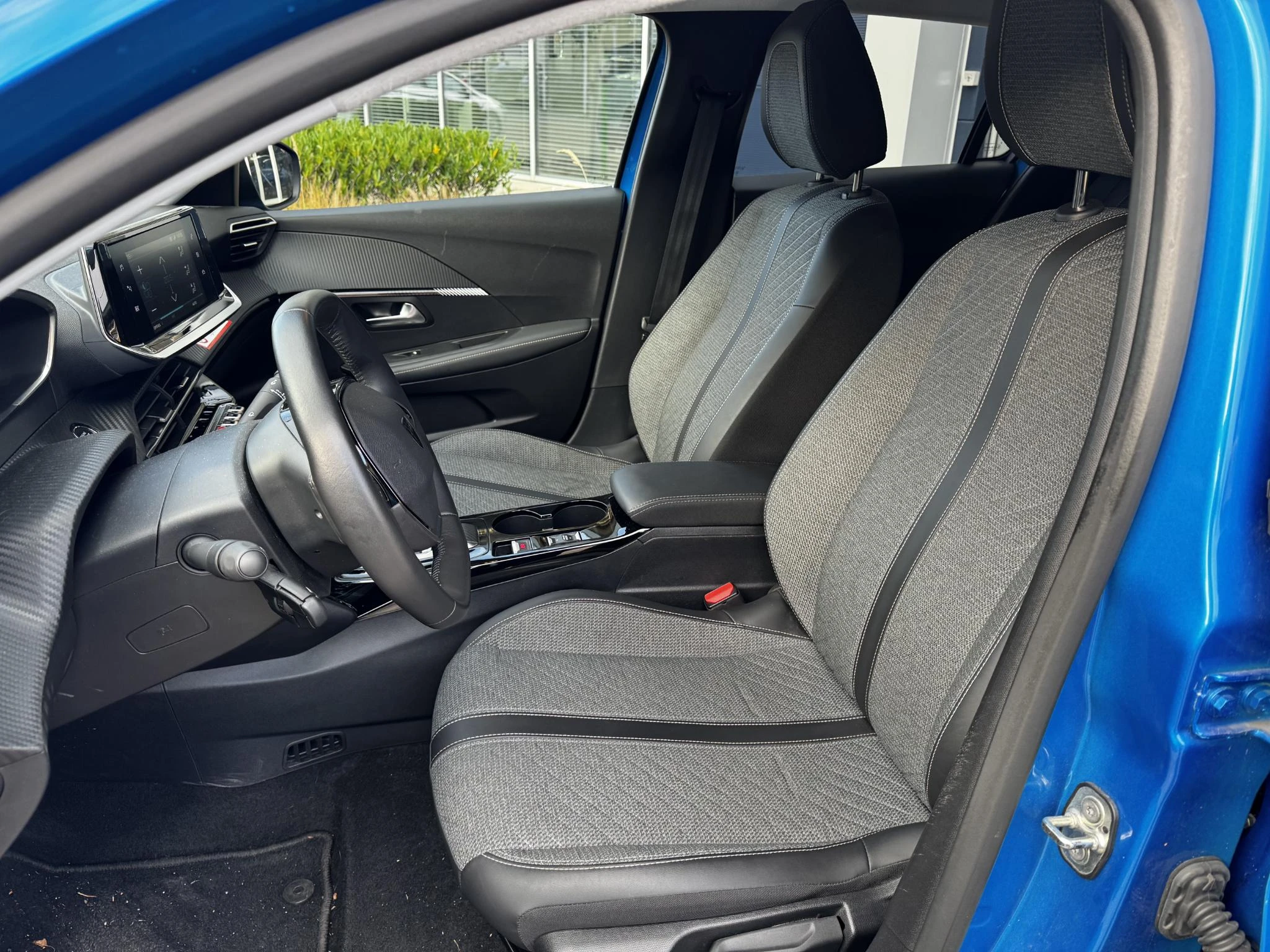 Peugeot-e-208-image-12