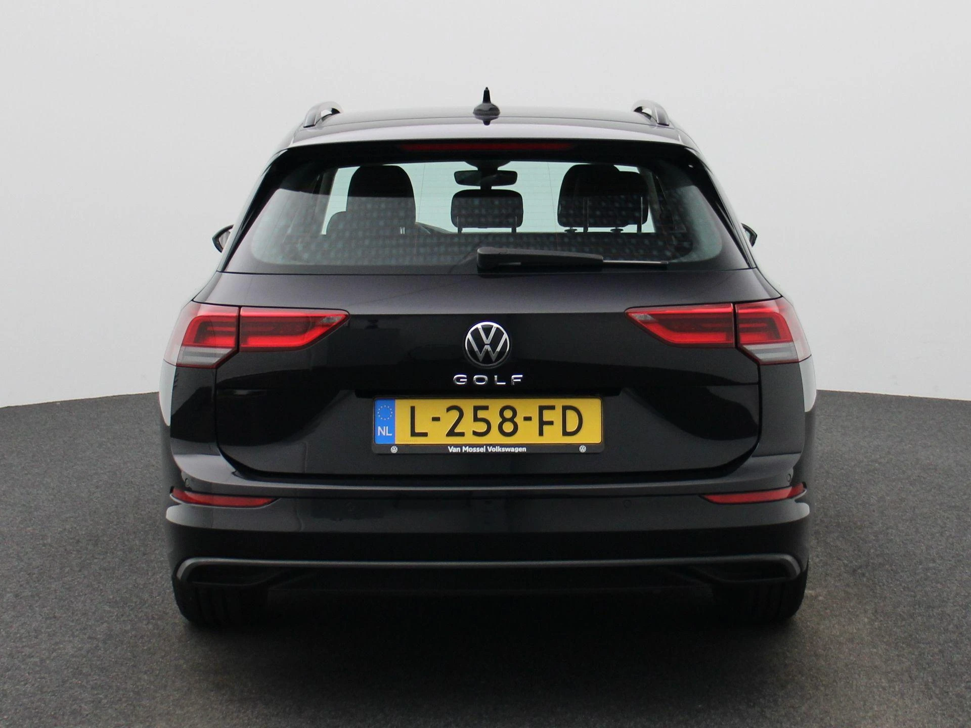 Volkswagen-Golf-image-4