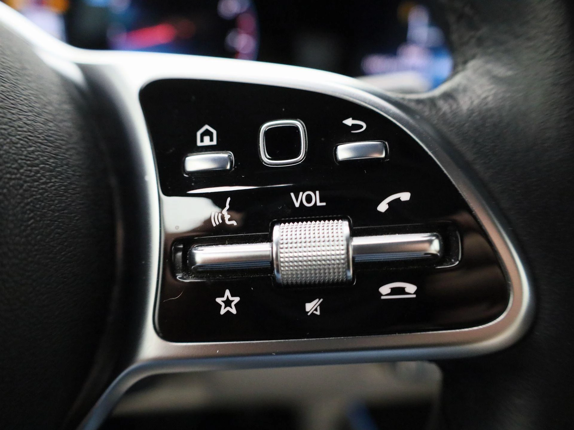 Mercedes-Benz GLB 200 LUXURY LINE + LEDER + PANO + 7-ZIT + CARPLAY +