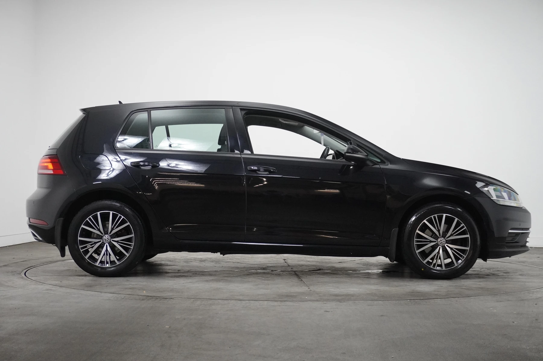 Volkswagen-Golf-image-3