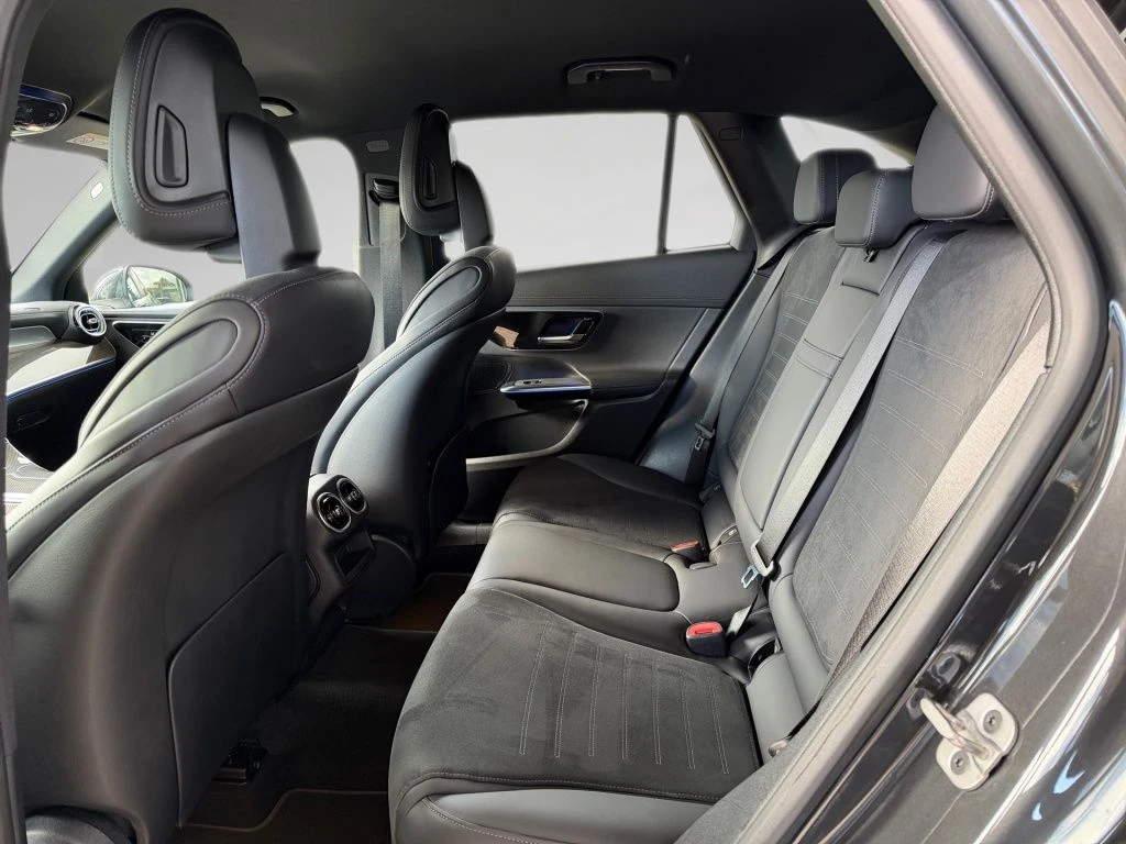 Mercedes-Benz-GLC 300 d-image-9
