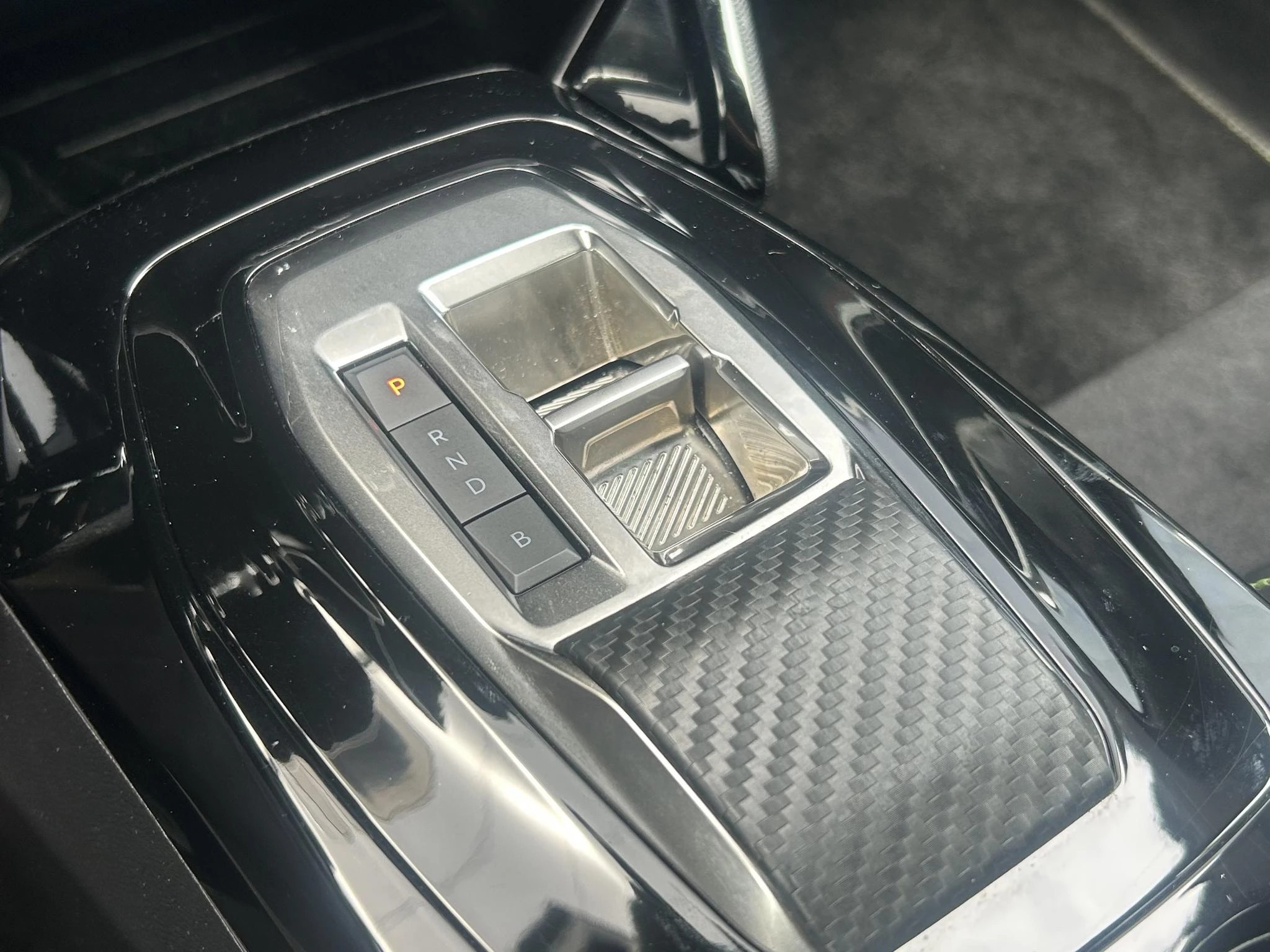 Peugeot-e-2008-image-16