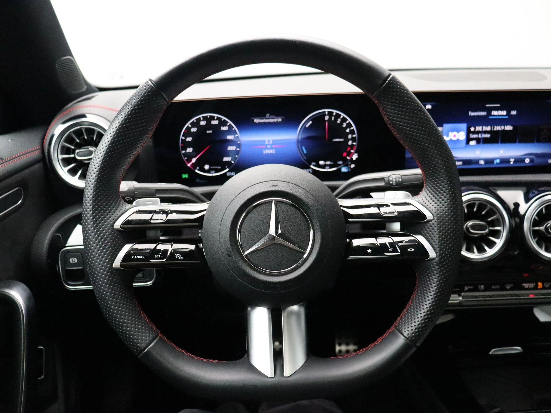 Mercedes-Benz-CLA-image-16